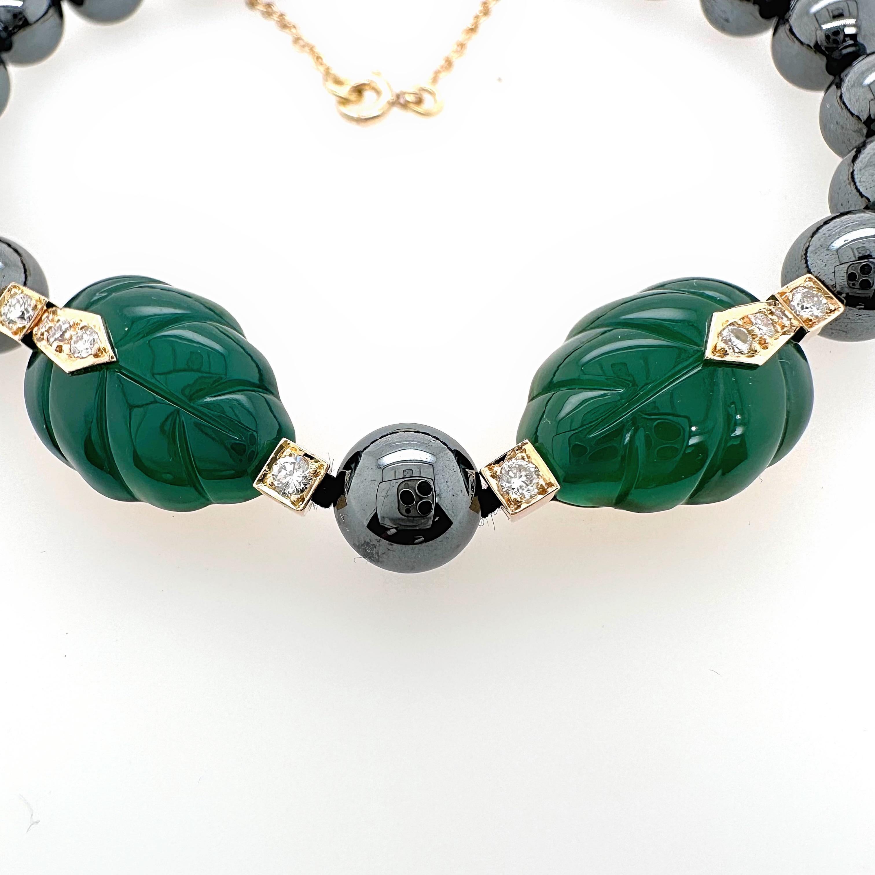 Bracelet Cartier Patiala en perles de hématite avec feuilles de calcédoine vertes sculptées YG en vente 8