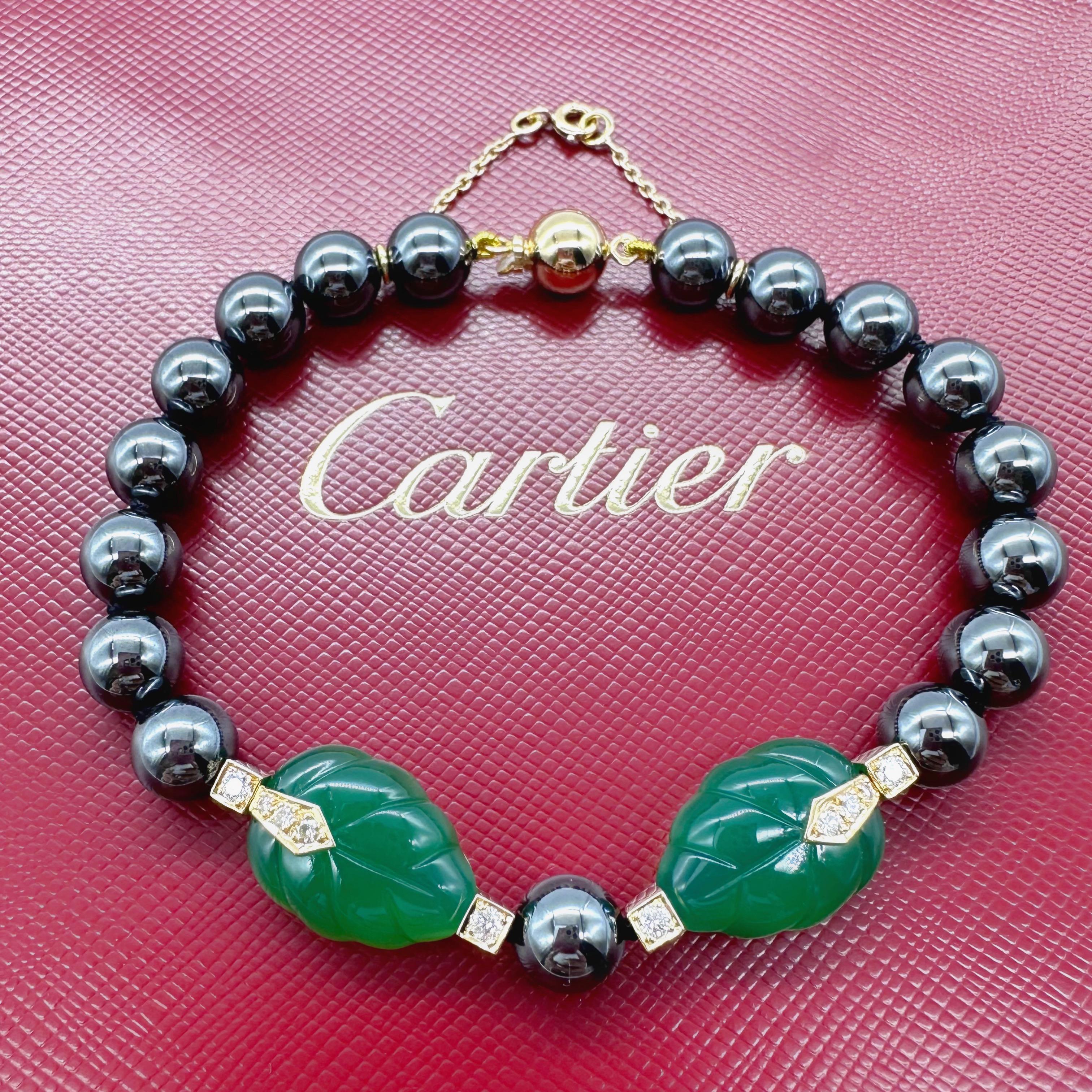 Bracelet Cartier Patiala en perles de hématite avec feuilles de calcédoine vertes sculptées YG Excellent état - En vente à San Diego, CA