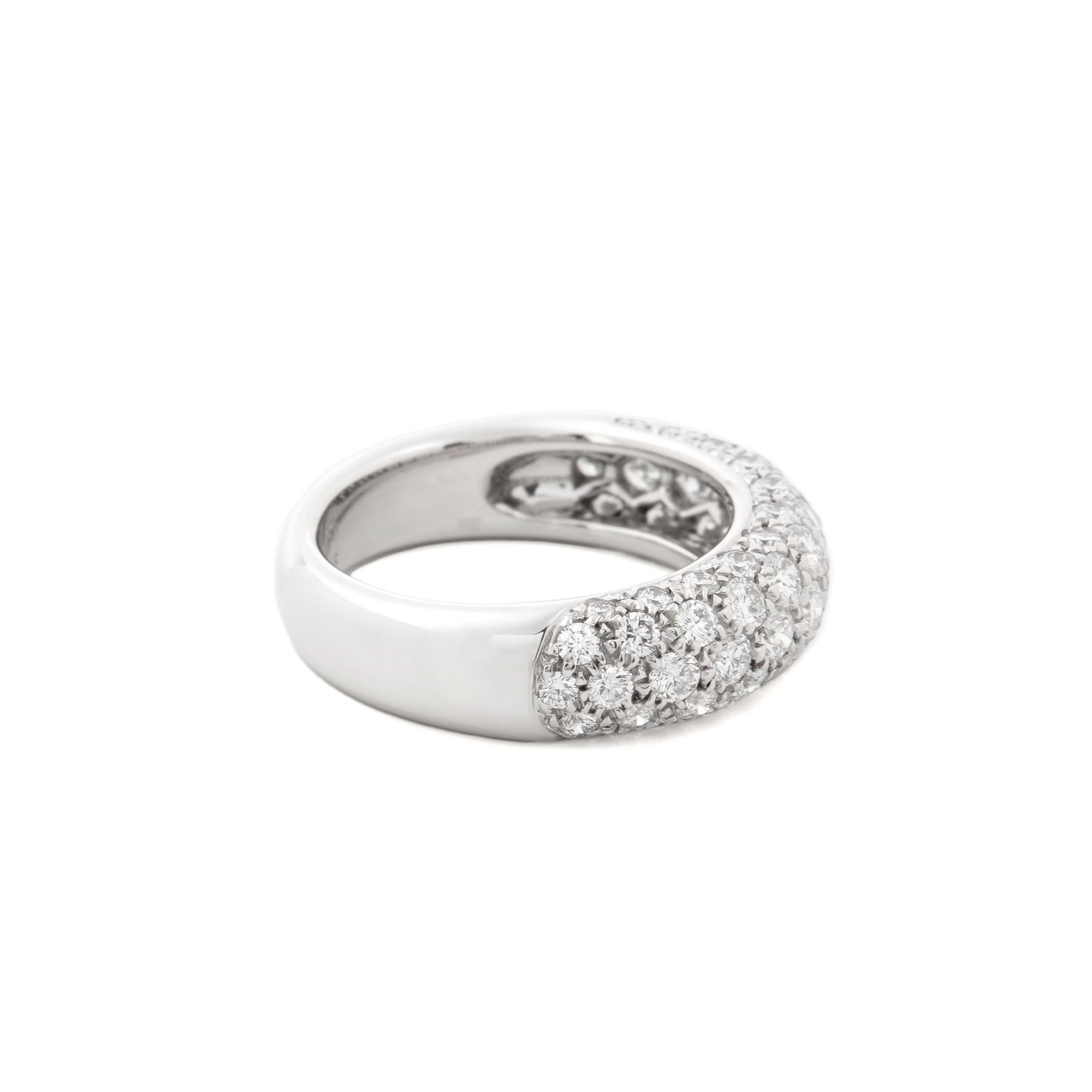 Taille ronde Cartier, bague bombée en or blanc 18 carats avec diamants pavés en vente