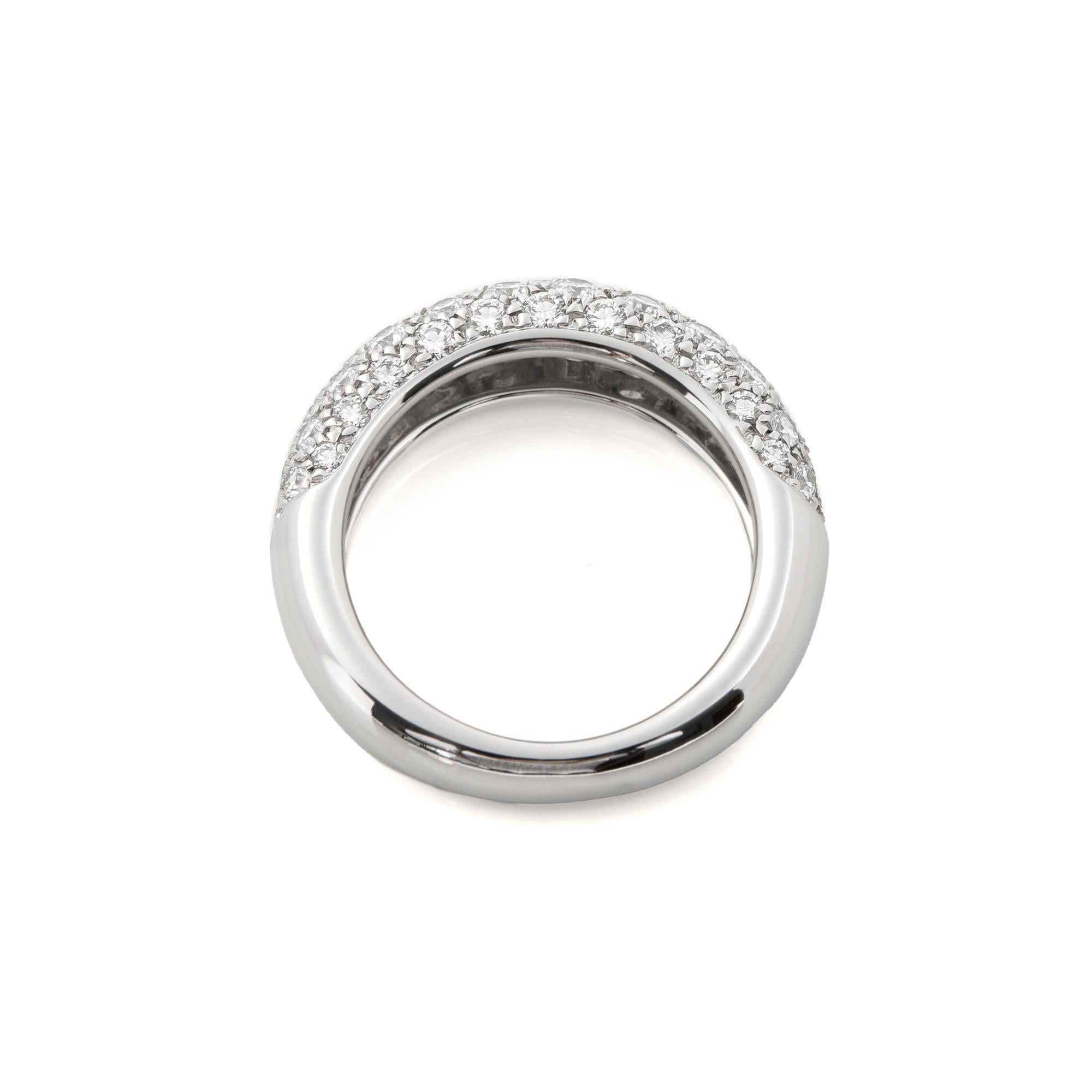 Cartier, bague bombée en or blanc 18 carats avec diamants pavés Pour femmes en vente
