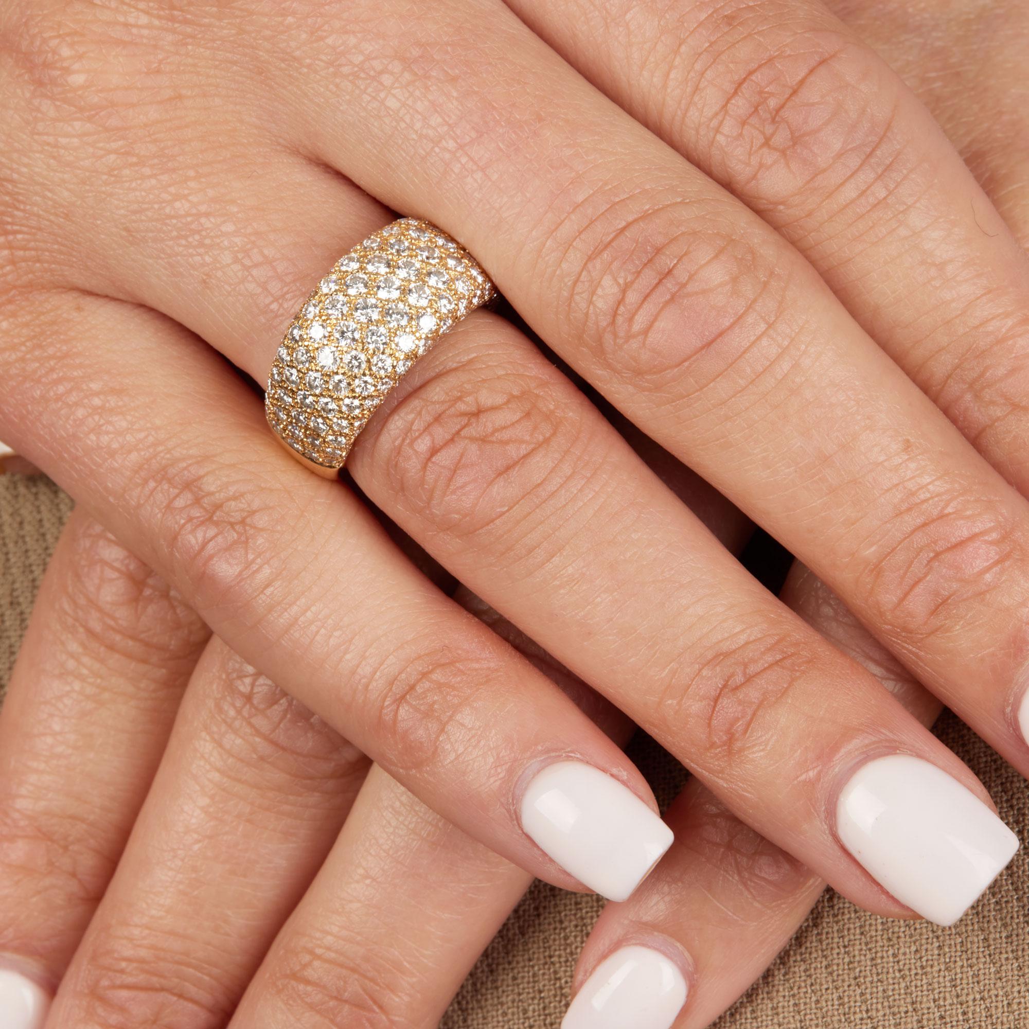 Contemporain Cartier, bague bombée en or jaune 18 carats avec diamants pavés en vente