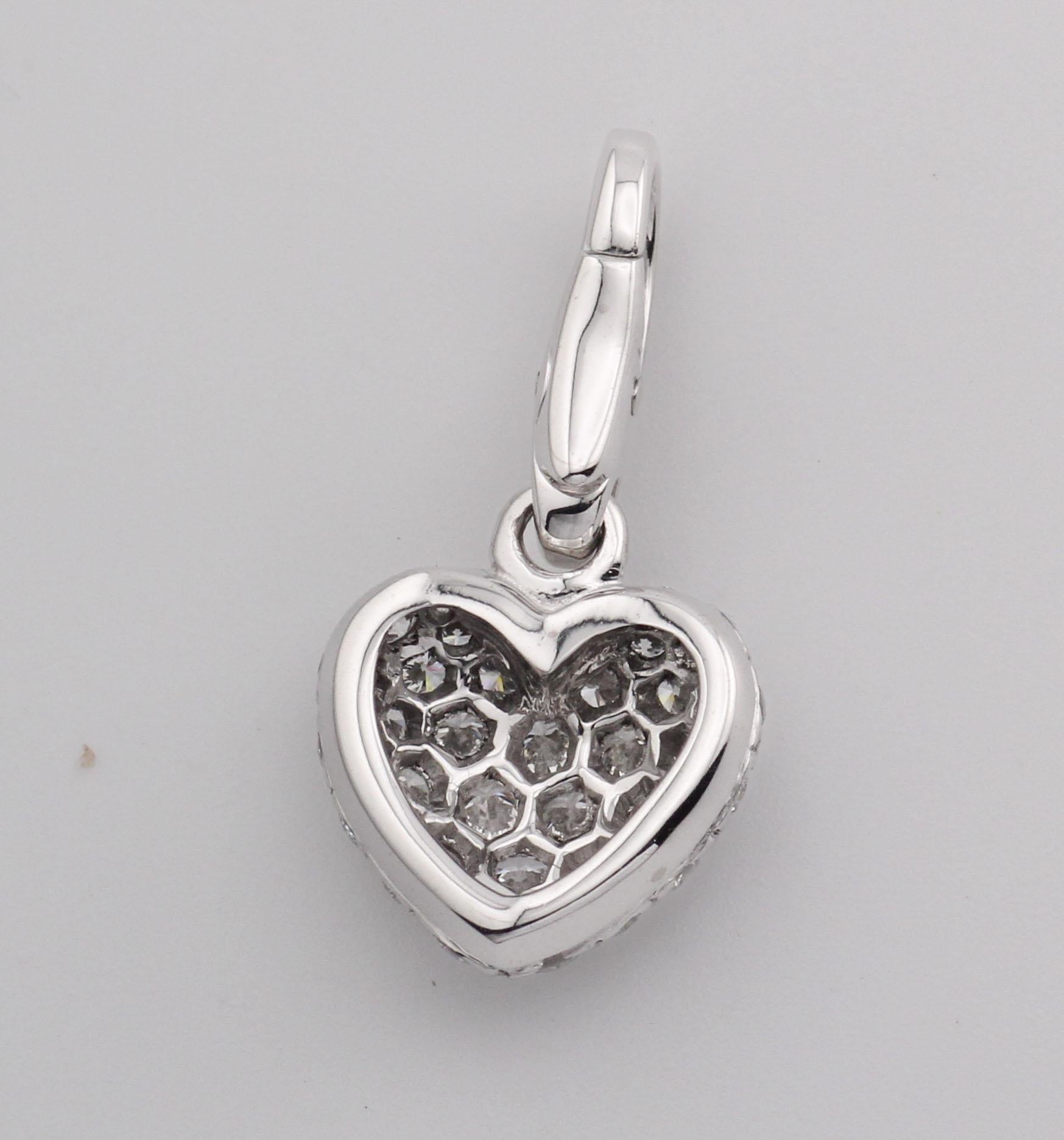 Incarnant l'essence de l'amour et du luxe intemporel, la breloque pendentif en forme de cœur en or blanc 18 carats avec pavé de diamants de Cartier est une expression éblouissante du savoir-faire inégalé de Cartier. Fabriquée en or blanc 18 carats,