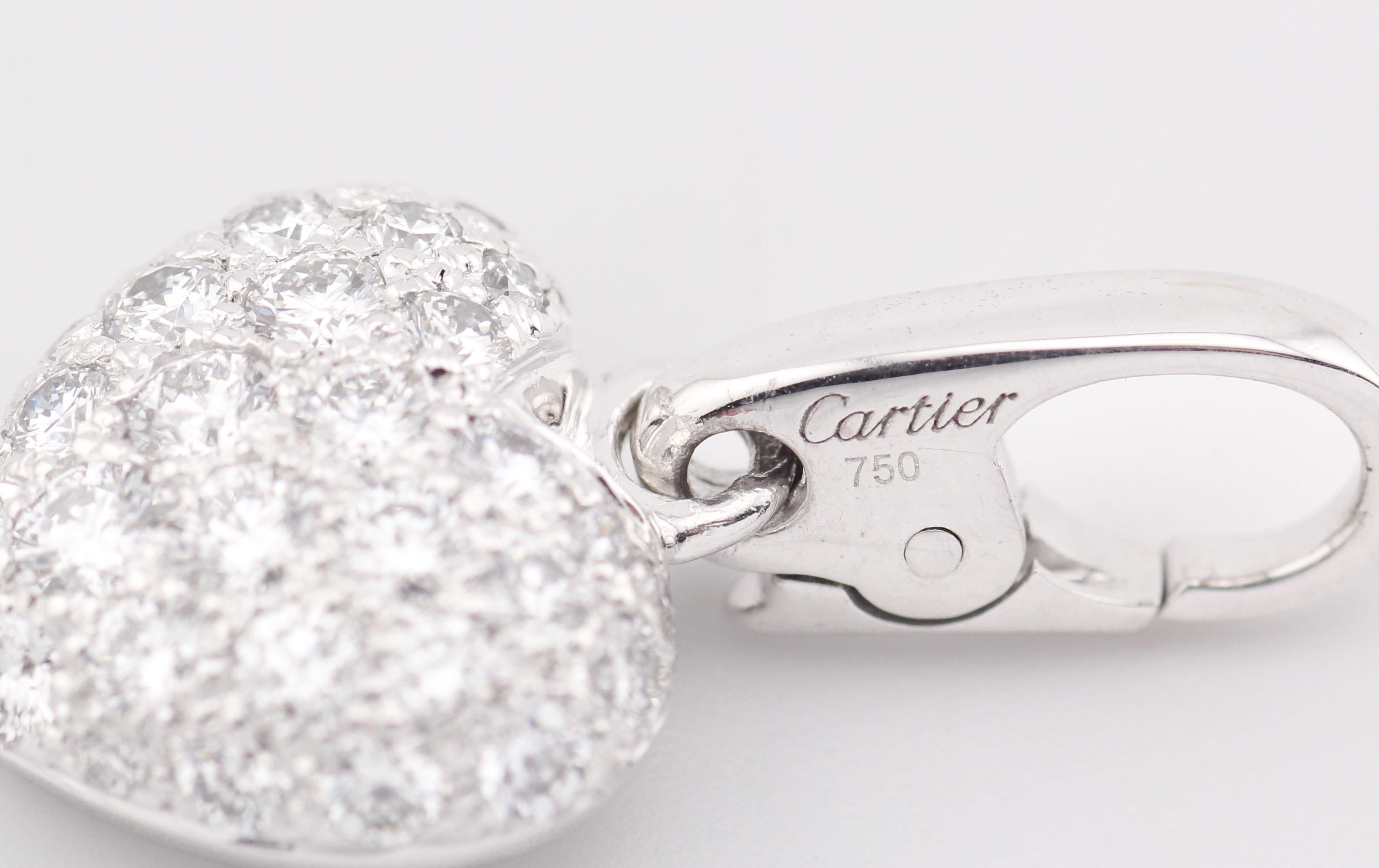 Taille brillant Cartier, breloque pendentif en forme de cœur en or blanc 18 carats avec diamants pavés en vente