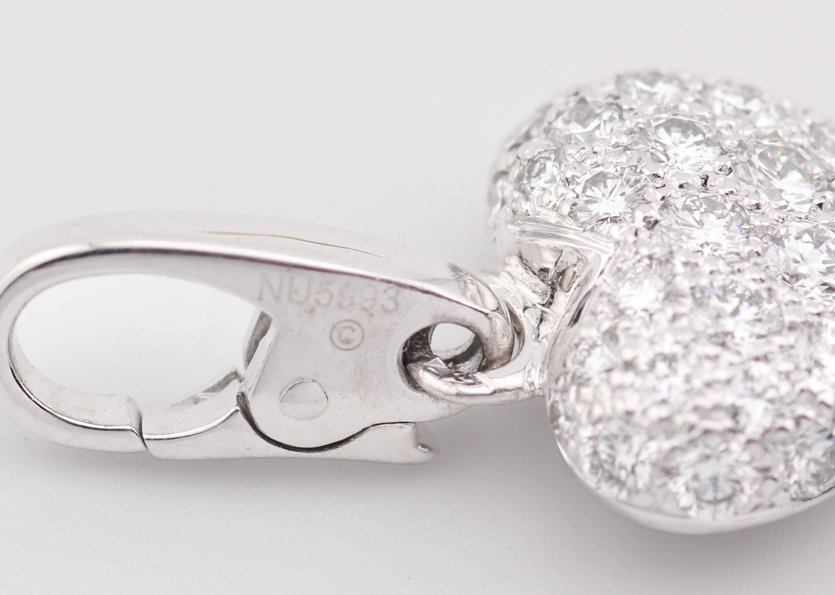 Cartier, breloque pendentif en forme de cœur en or blanc 18 carats avec diamants pavés Excellent état - En vente à Simpsonville, SC