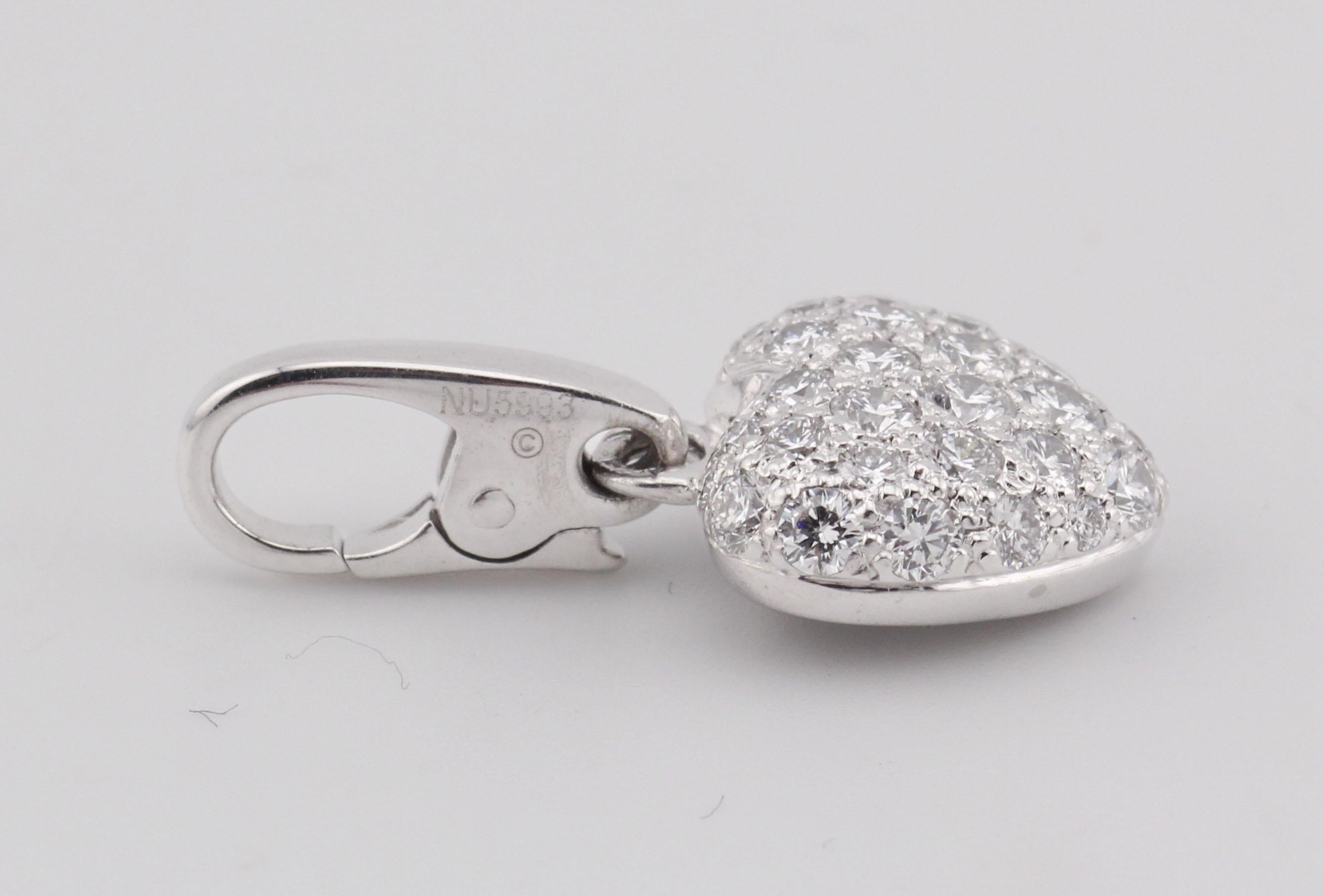 Cartier, breloque pendentif en forme de cœur en or blanc 18 carats avec diamants pavés Unisexe en vente