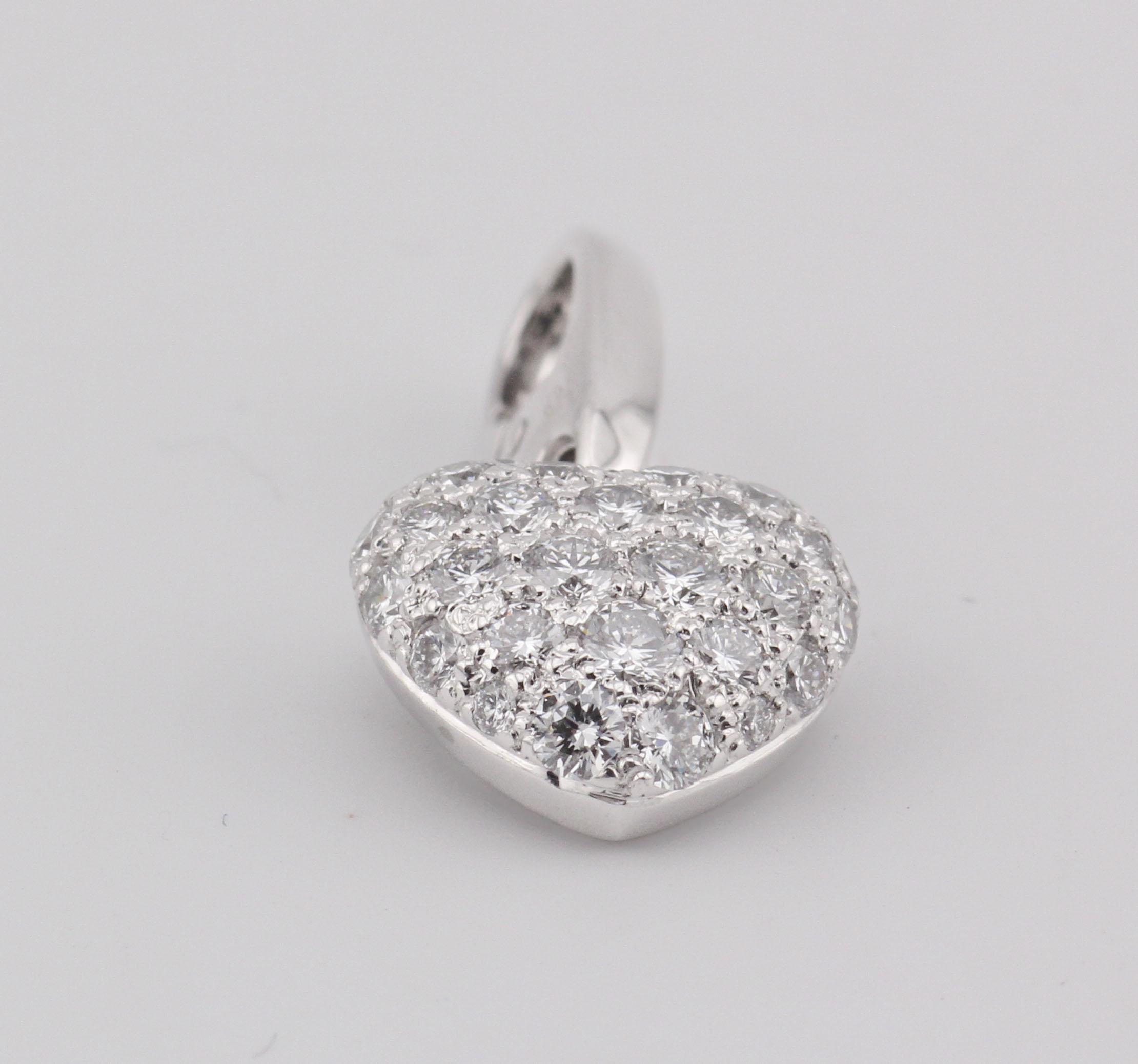 Cartier, breloque pendentif en forme de cœur en or blanc 18 carats avec diamants pavés en vente 1