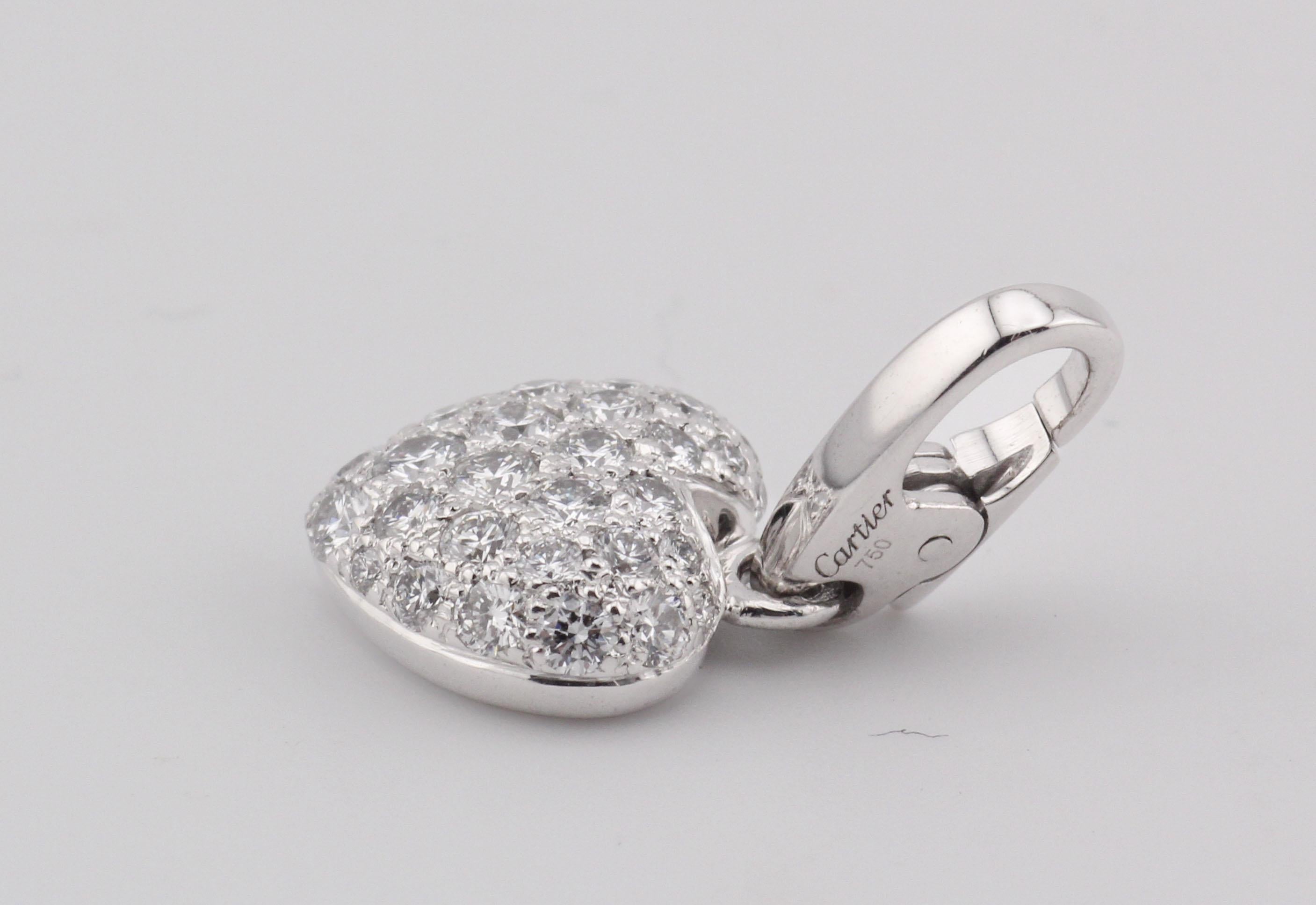 Cartier, breloque pendentif en forme de cœur en or blanc 18 carats avec diamants pavés en vente 2