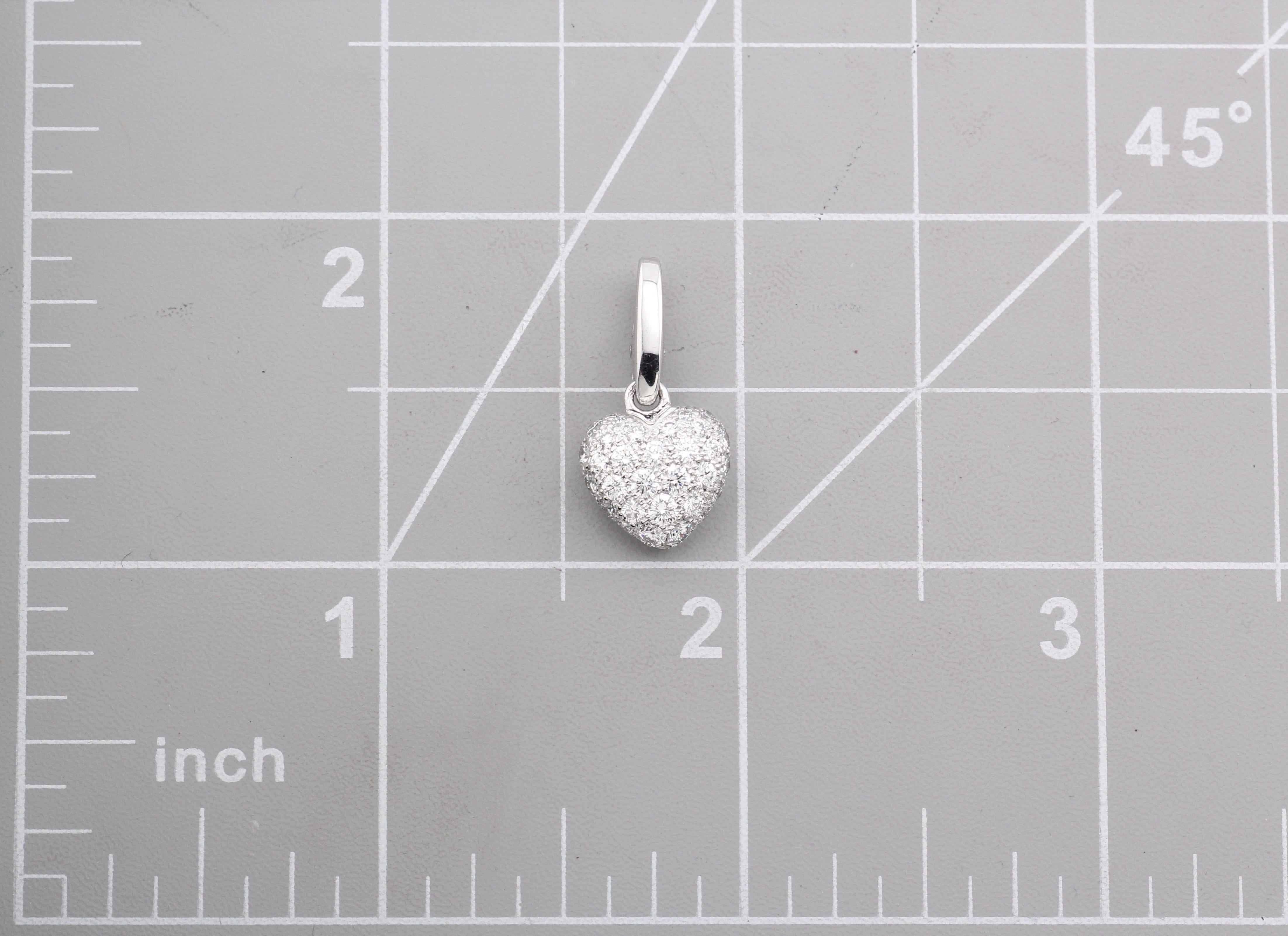 Cartier, breloque pendentif en forme de cœur en or blanc 18 carats avec diamants pavés en vente 3