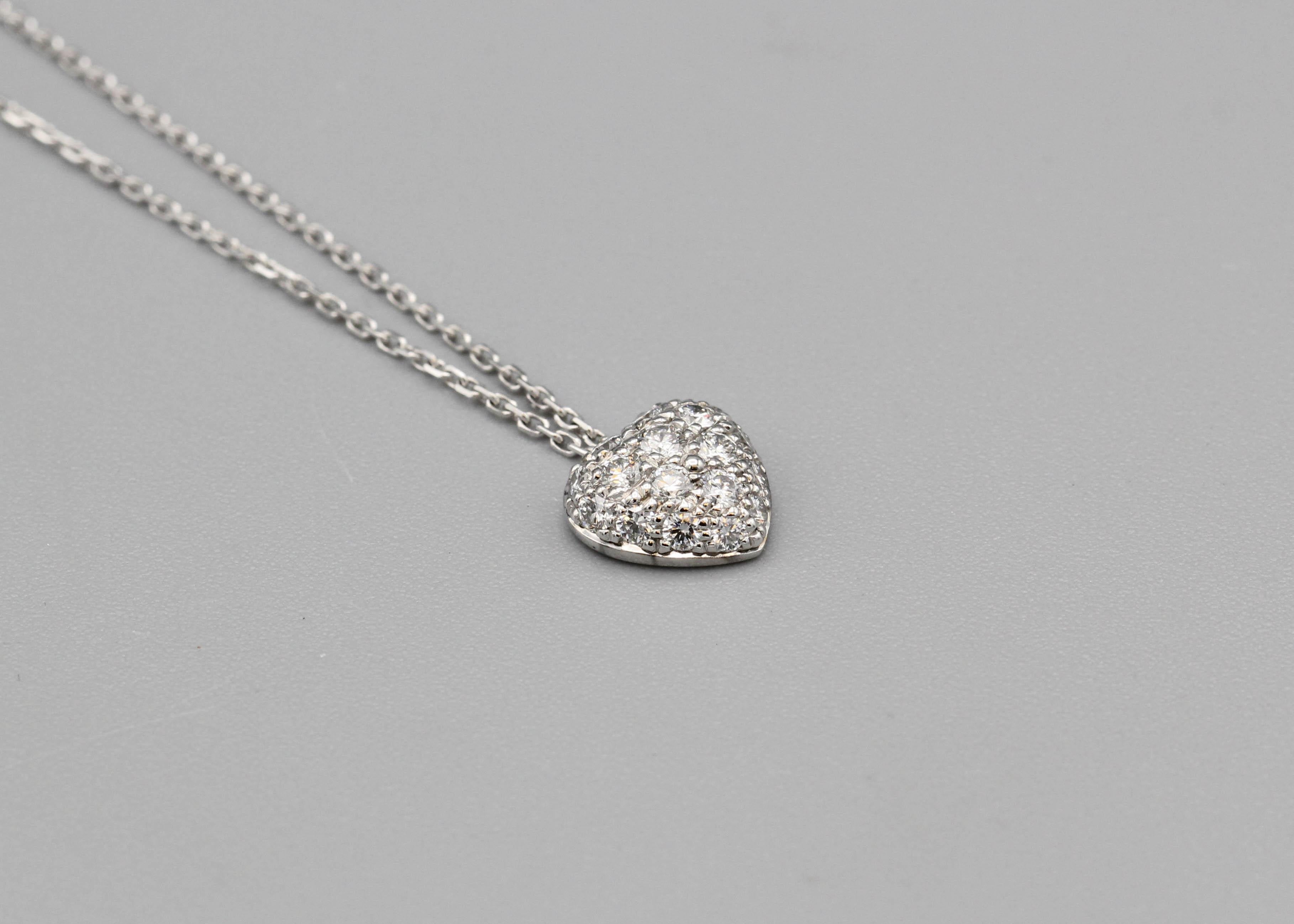 Enthüllen Sie Ihren inneren Romantiker mit der Cartier Diamond 18k White Gold Heart Shaped Pendant Necklace, einem Symbol der Liebe und Eleganz, das die Essenz der zeitlosen Handwerkskunst von Cartier einfängt. Diese exquisite Anhänger-Halskette