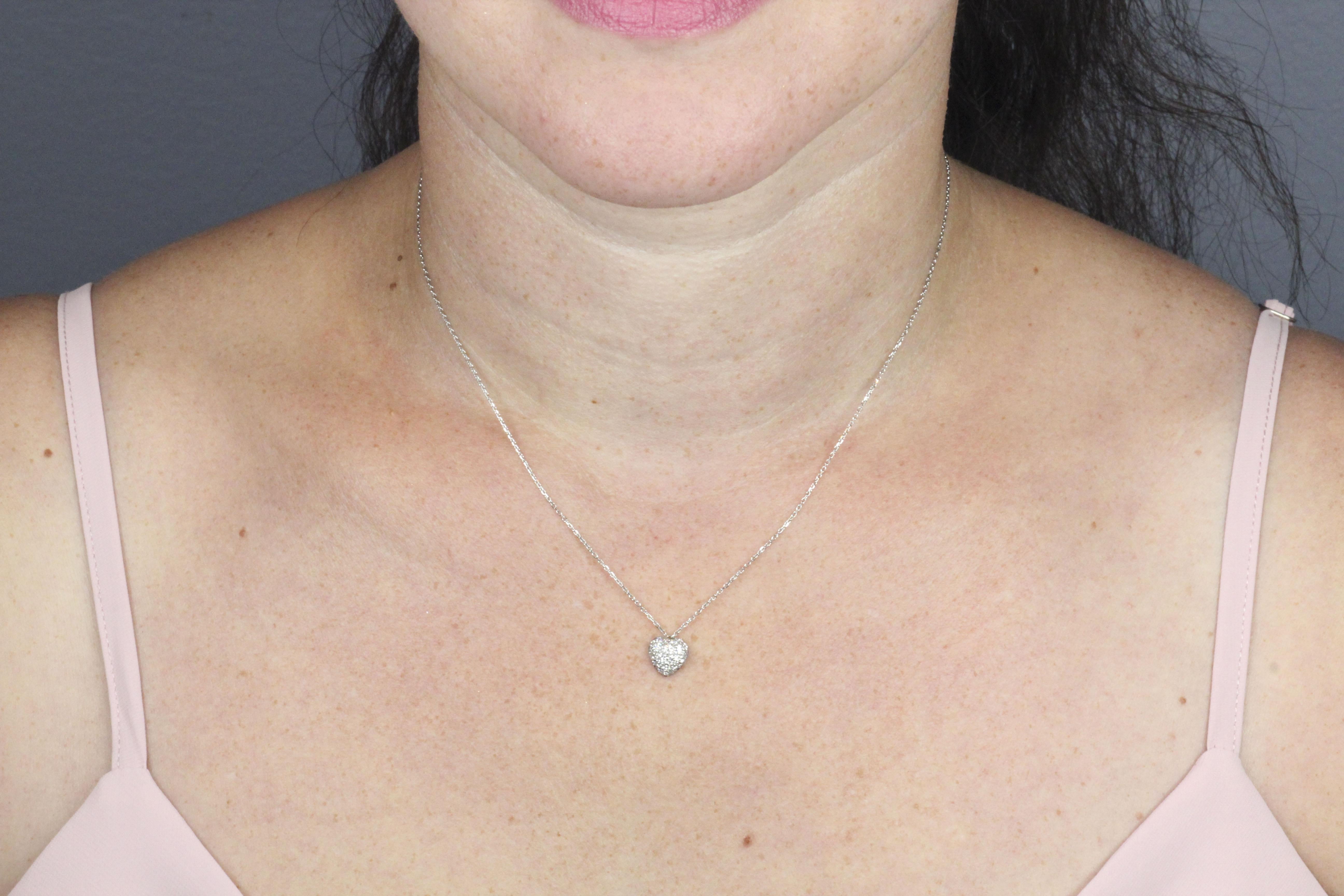 Cartier, collier pendentif en forme de cœur en or blanc 18 carats avec diamants pavés Pour femmes en vente
