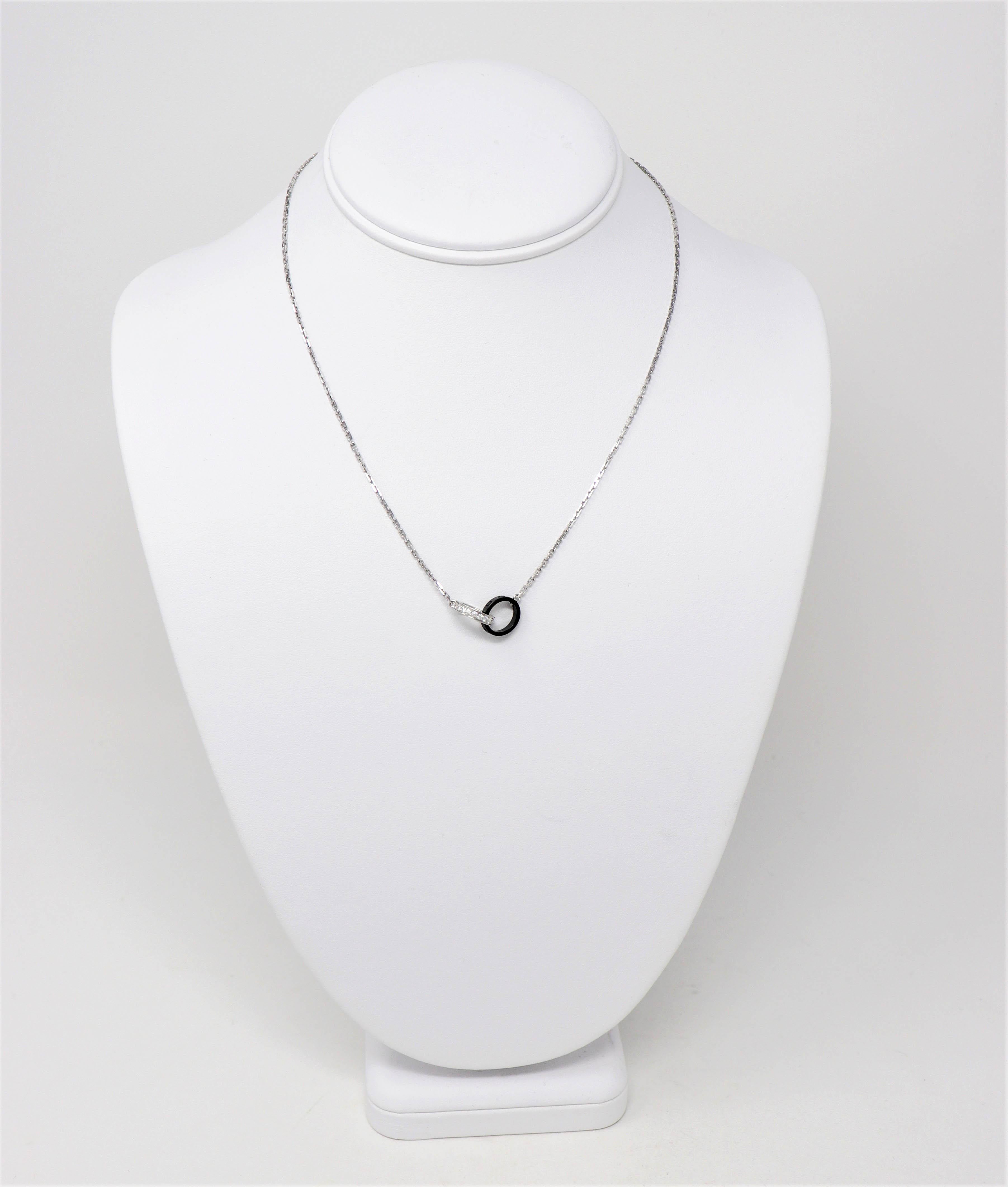 Taille ronde Cartier, collier pendentif Baby Love double bague avec diamants pavés et céramique noire en vente