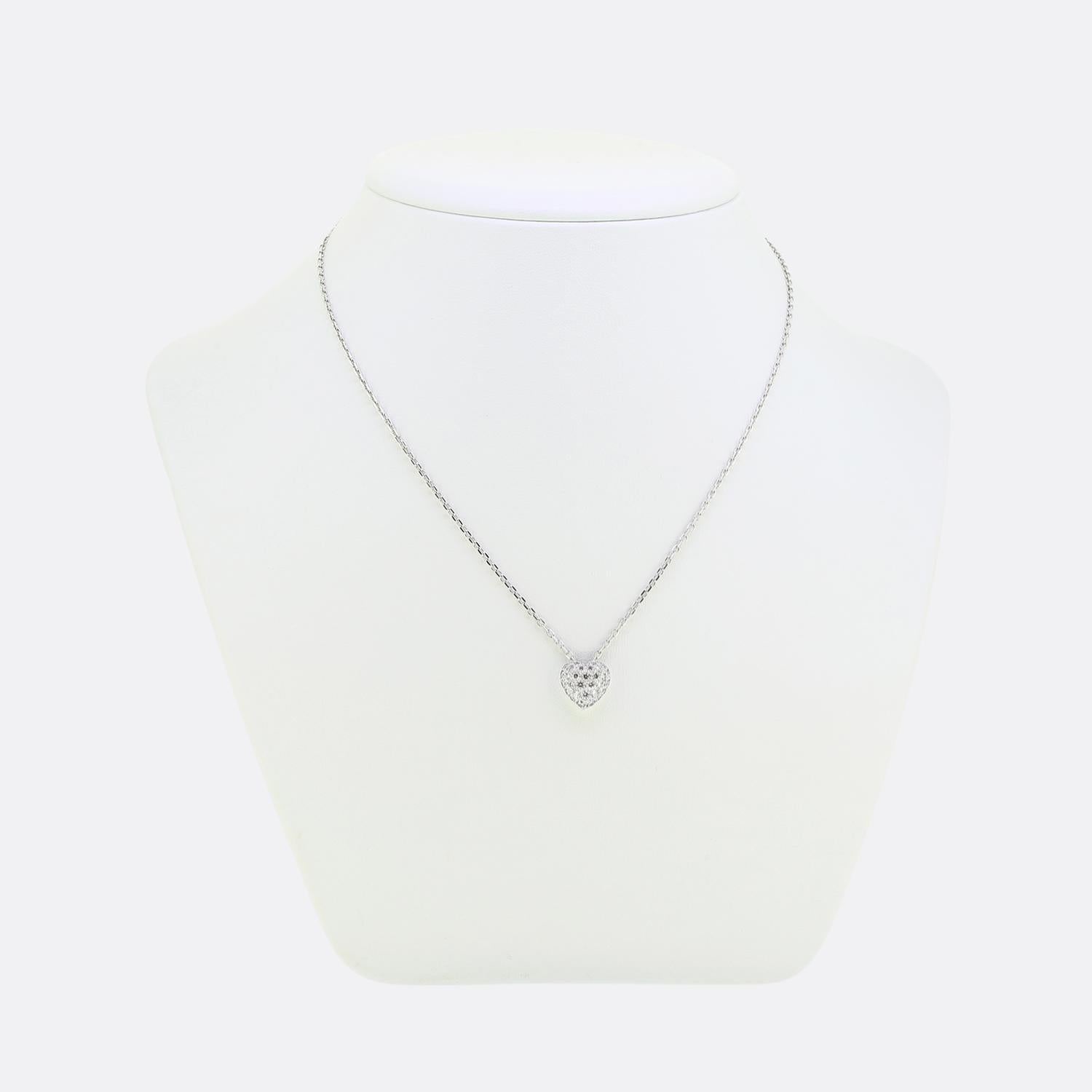 Voici un ravissant collier de la maison de joaillerie de luxe de renommée mondiale Cartier. Fabriqué en or blanc 18ct, ce pendentif romantique présente un design en forme de cœur incrusté de diamants ronds de taille brillant. Le cœur présente un