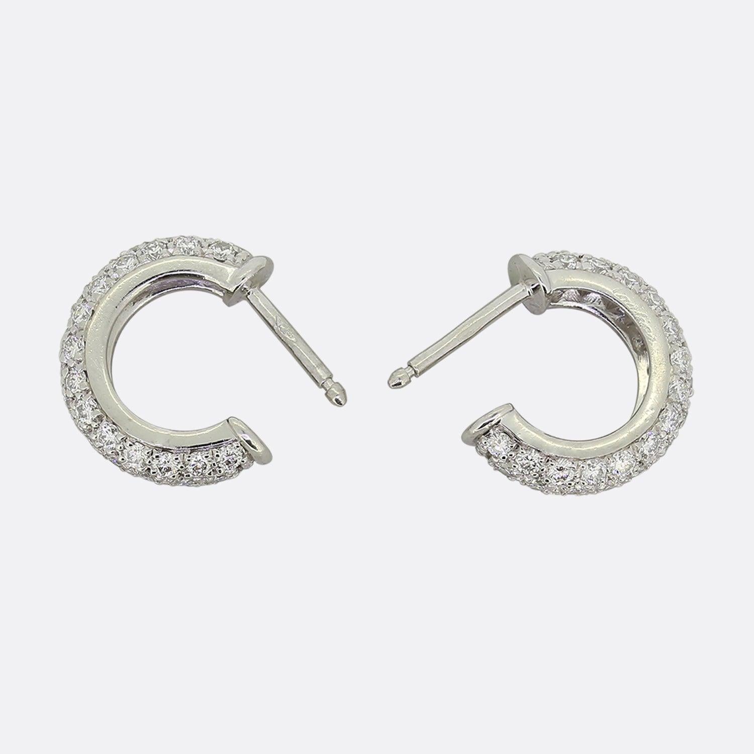 Dies ist ein fabelhaftes Paar kleiner Platin-Diamant-Ohrringe aus dem weltbekannten Schmuckhaus Cartier. Jedes Stück hat die Form eines Reifs, der mit einer Reihe von runden Diamanten im Brillantschliff besetzt ist. 

Zustand: Gebraucht (Sehr