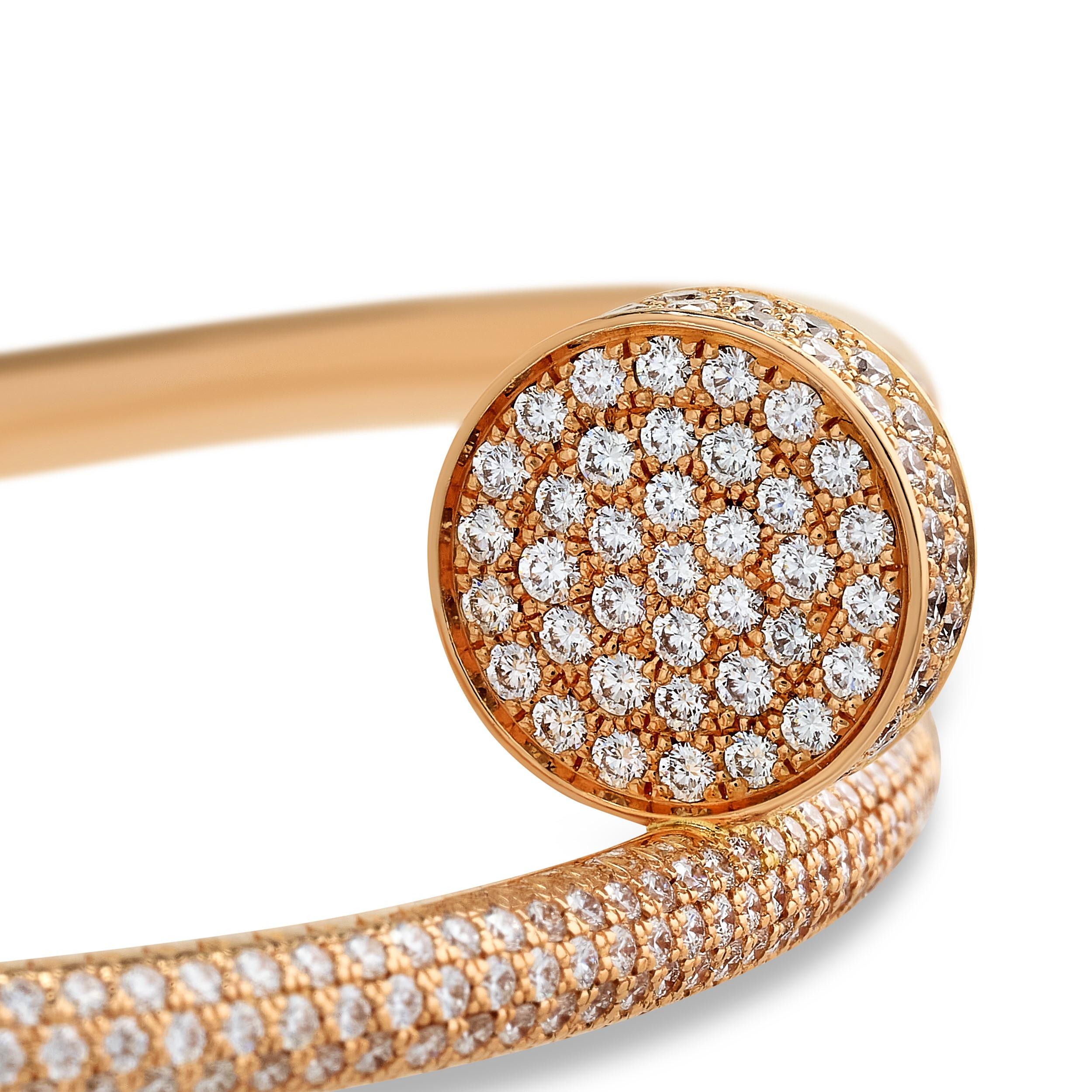 Il bracciale Cartier Juste un Clou in oro rosa è un'audace espressione di design d'avanguardia, in cui il comune chiodo si trasforma in uno squisito gioiello.

Il peso totale dei diamanti è di circa 2,26 carati. Il colore è F-G e la purezza