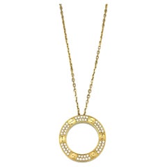 Collier en or jaune 18 carats avec pendentif Love en forme de cercle ouvert et pavé de diamants de Cartier