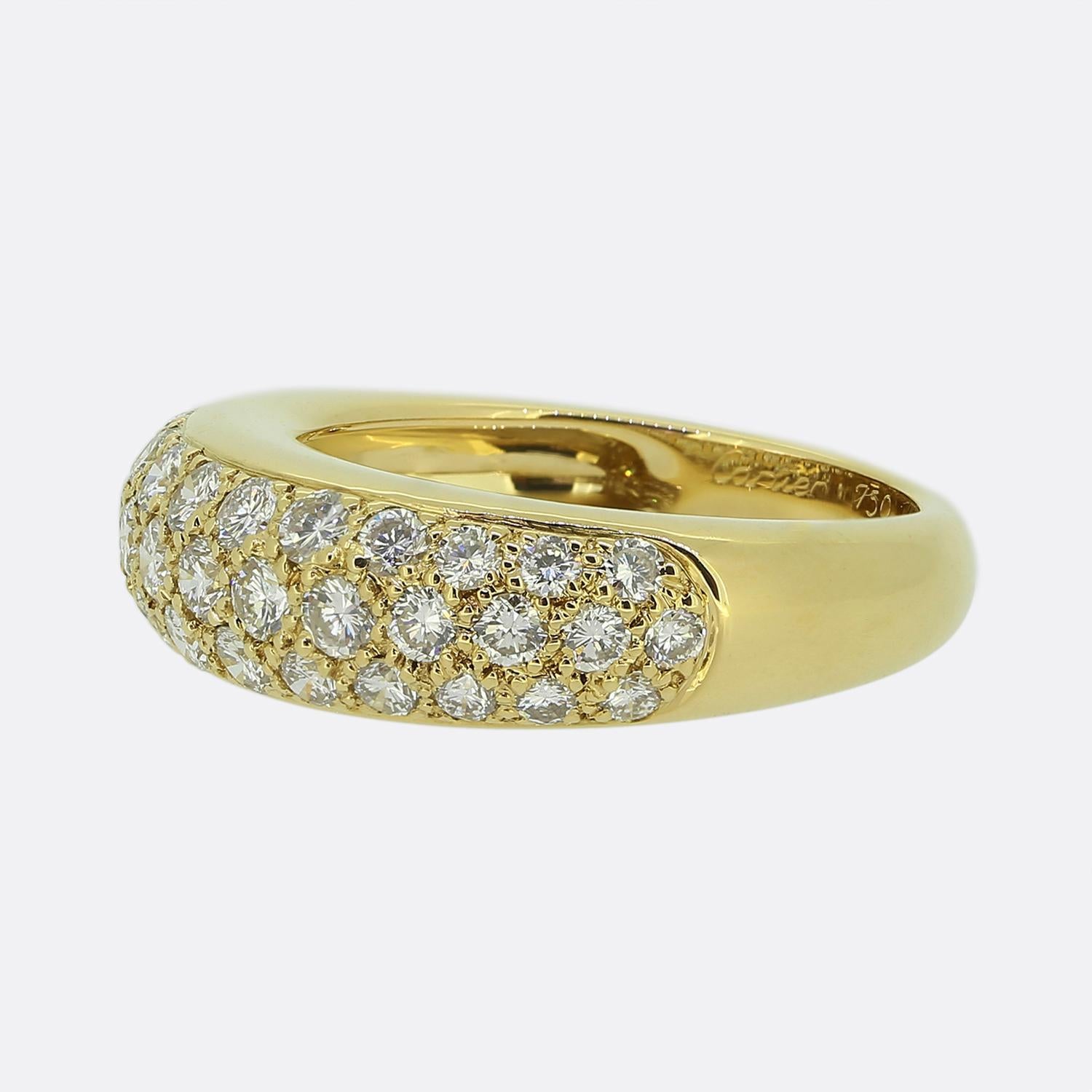 Voici une bague en diamant intemporelle de la maison de joaillerie de luxe mondialement connue Cartier. Cette magnifique pièce a été réalisée en or jaune 18 ct et met en valeur trois rangées scintillantes de diamants ronds de taille brillant,