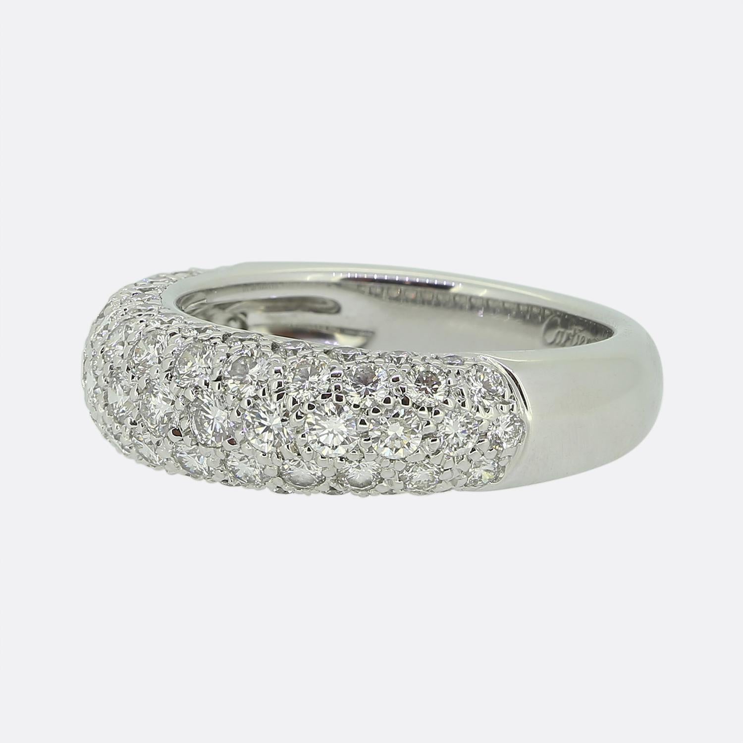 Voici une bague en diamant intemporelle de la maison de joaillerie de renommée mondiale Cartier. Cette magnifique pièce a été fabriquée en or blanc 18 carats et présente cinq rangées étincelantes de diamants ronds de taille brillante collectivement
