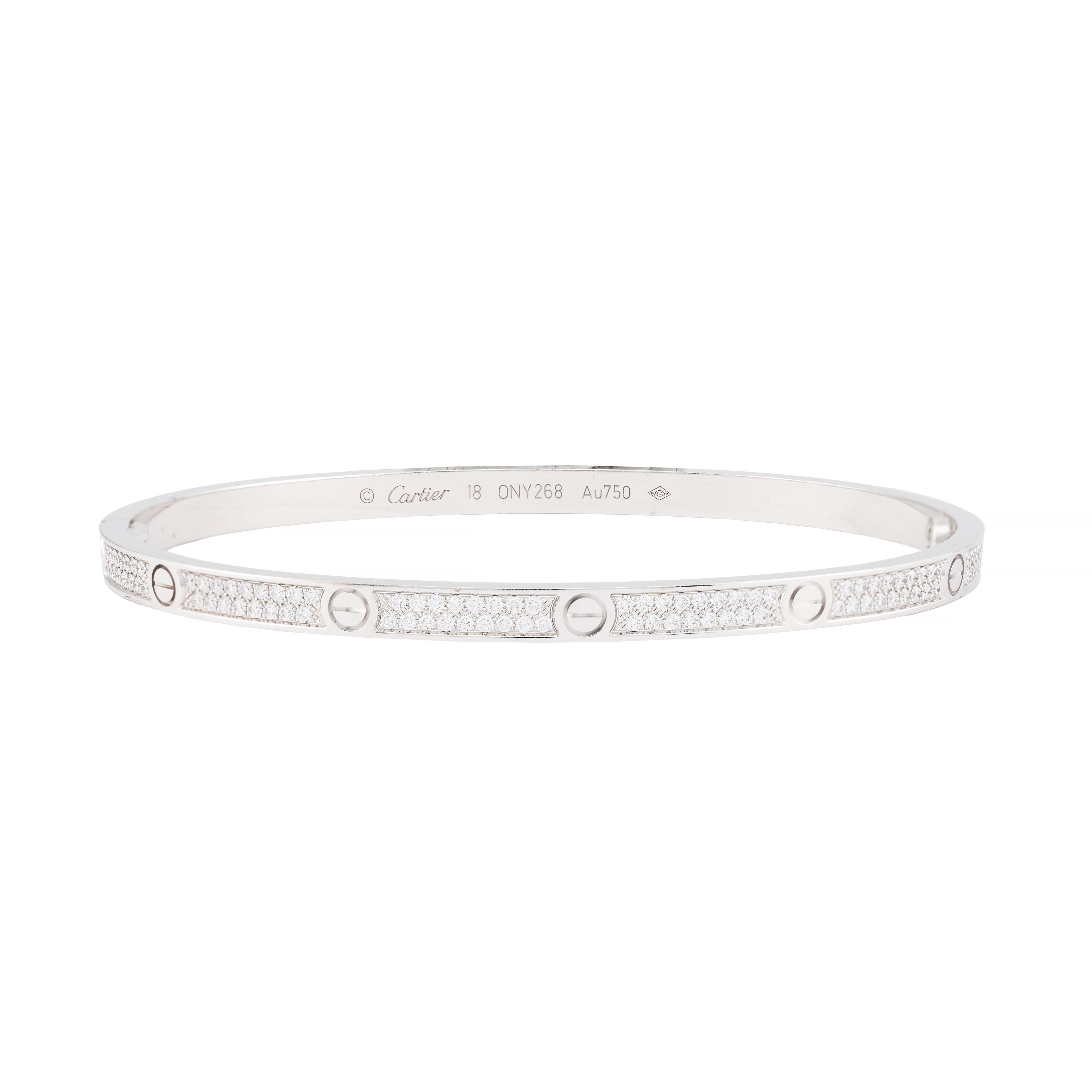 Aston Estate Jewelry Presenta:

Un brazalete contemporáneo Cartier Love de oro blanco de 18 quilates con pavé de diamantes. Adornado con diamantes de talla redonda, el brazalete presenta un peso total en quilates de 0,95, con una claridad VVS1 y un