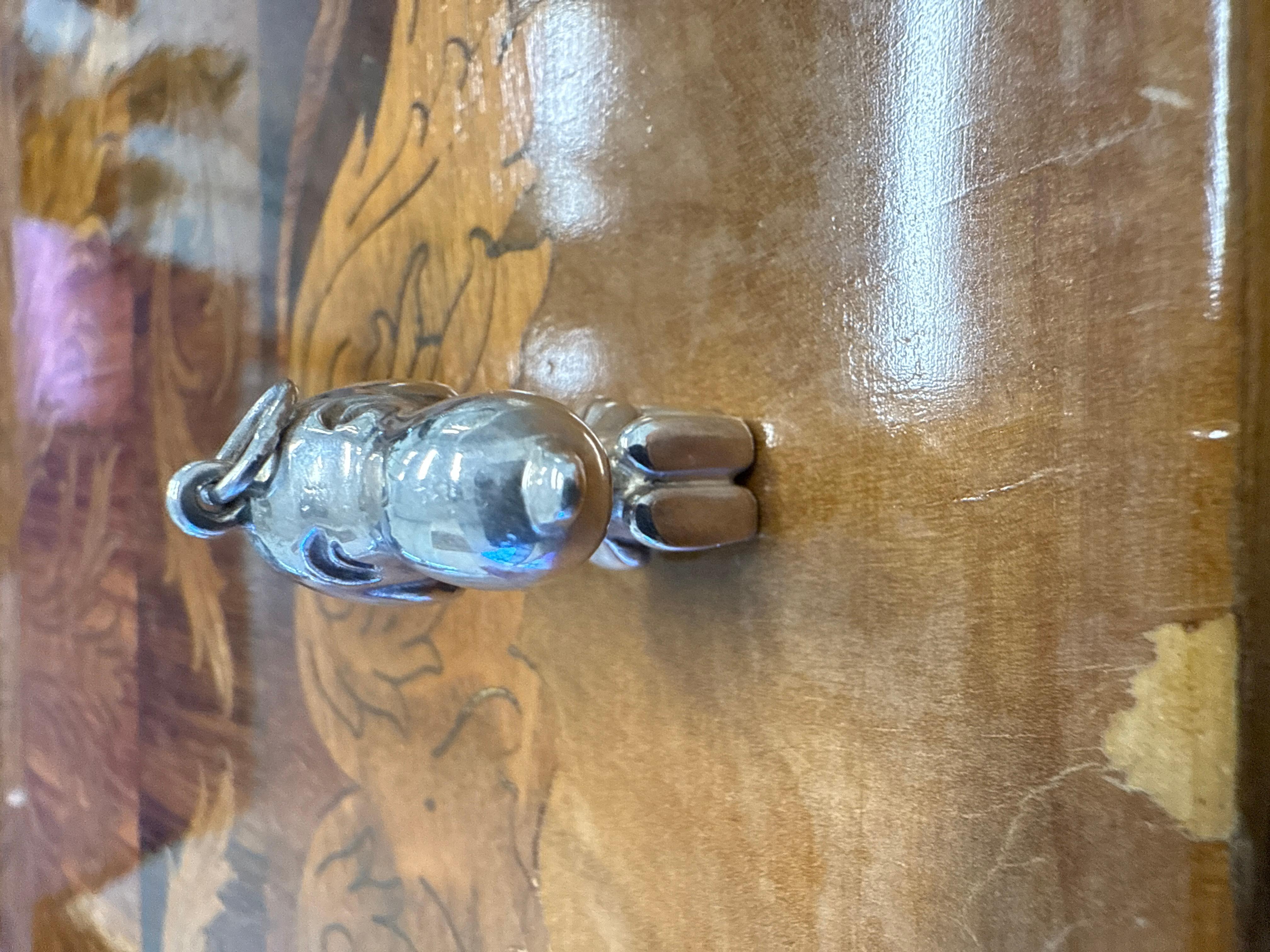 Cartier Ciondolo Charm Snoopy in argento Sterling Retro Peanuts Gang 1950s-1960s



Ecco la possibilità di acquistare un bellissimo ciondolo di design da collezione.  


Il ciondolo è stato realizzato da Cartier negli anni '50-'60 a New York.  Charm