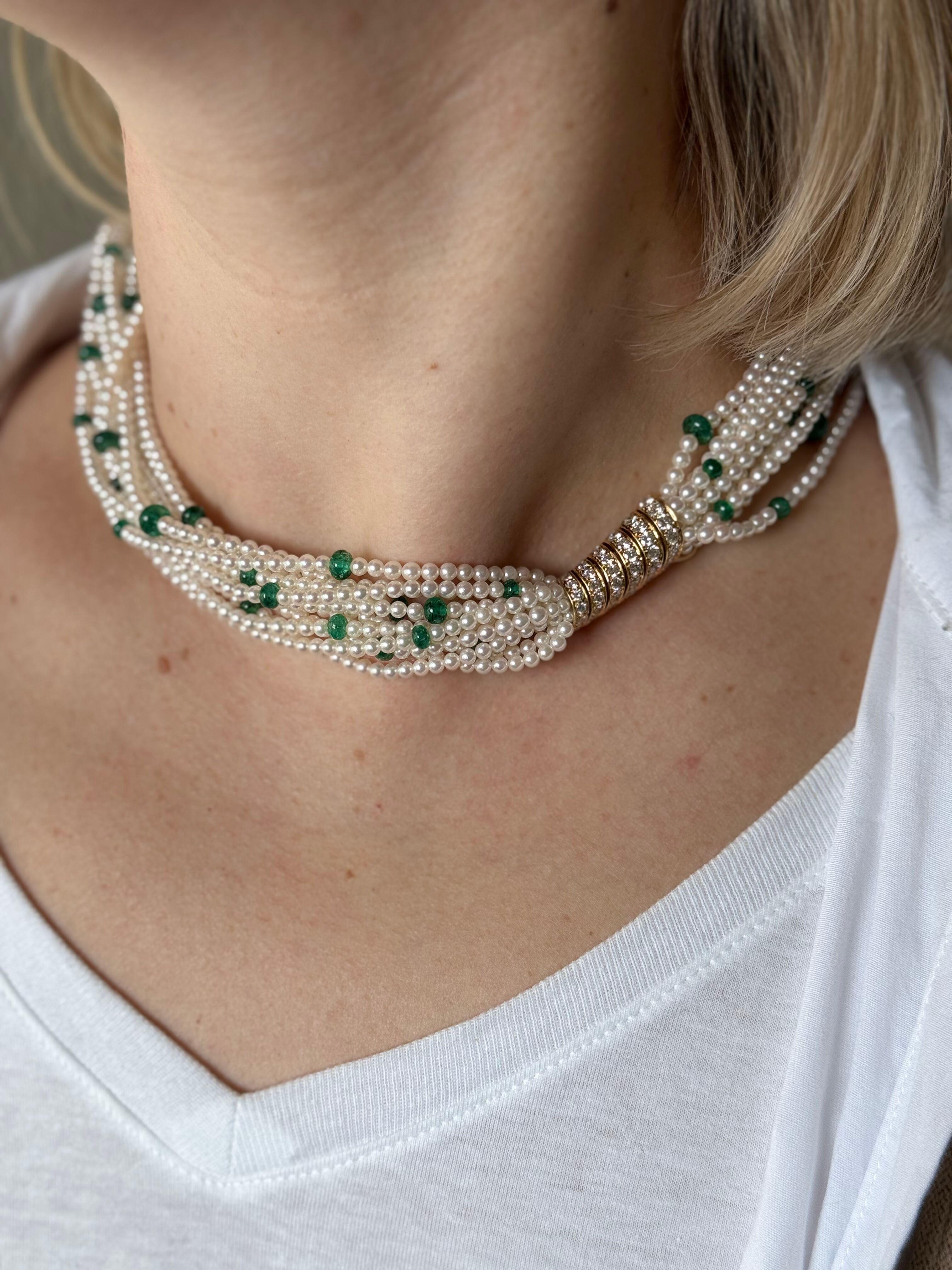 Klassisches Collier aus 18 Karat Gelbgold von Cartier mit 11 Perlensträngen und Smaragd-Cabochons als Zwischenstücke. Schließe und ein weiterer Goldanhänger mit insgesamt 1,50 ct G/VS-Diamanten verziert. Die Größe der Perlen reicht von 2,5 mm bis 4