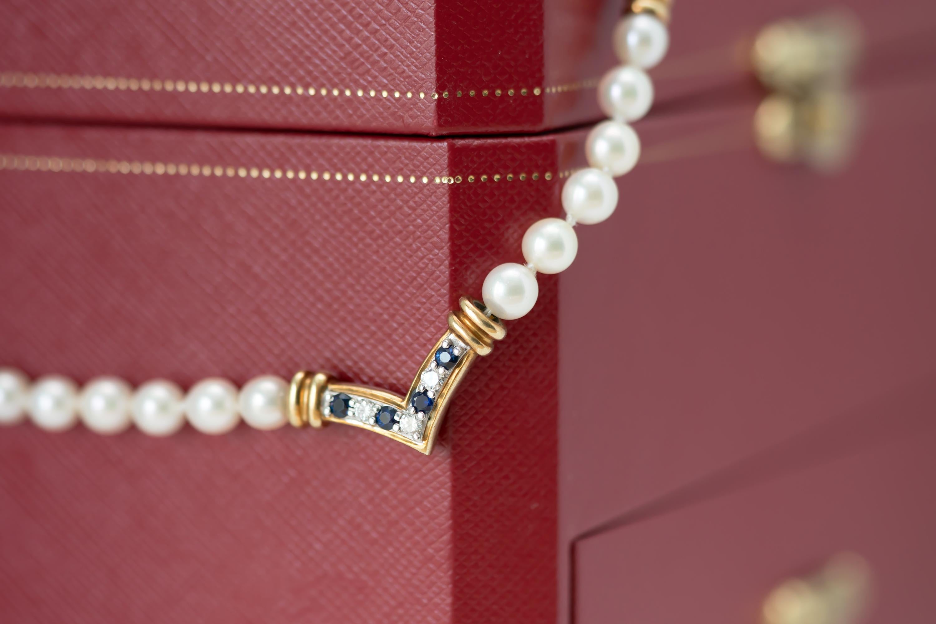 Cartier Pearl Necklace with Sapphires, Diamonds and 18 Karat Yellow Gold In Good Condition In Hicksville, NY