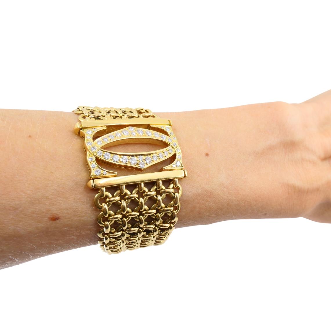 Esta pulsera Penélope vintage de Cartier está elaborada en oro de 18 quilates y diseñada con cinco filas de círculos calados entrelazados. El patrón repetitivo crea una estructura flexible que se mueve con fluidez en la muñeca, al tiempo que