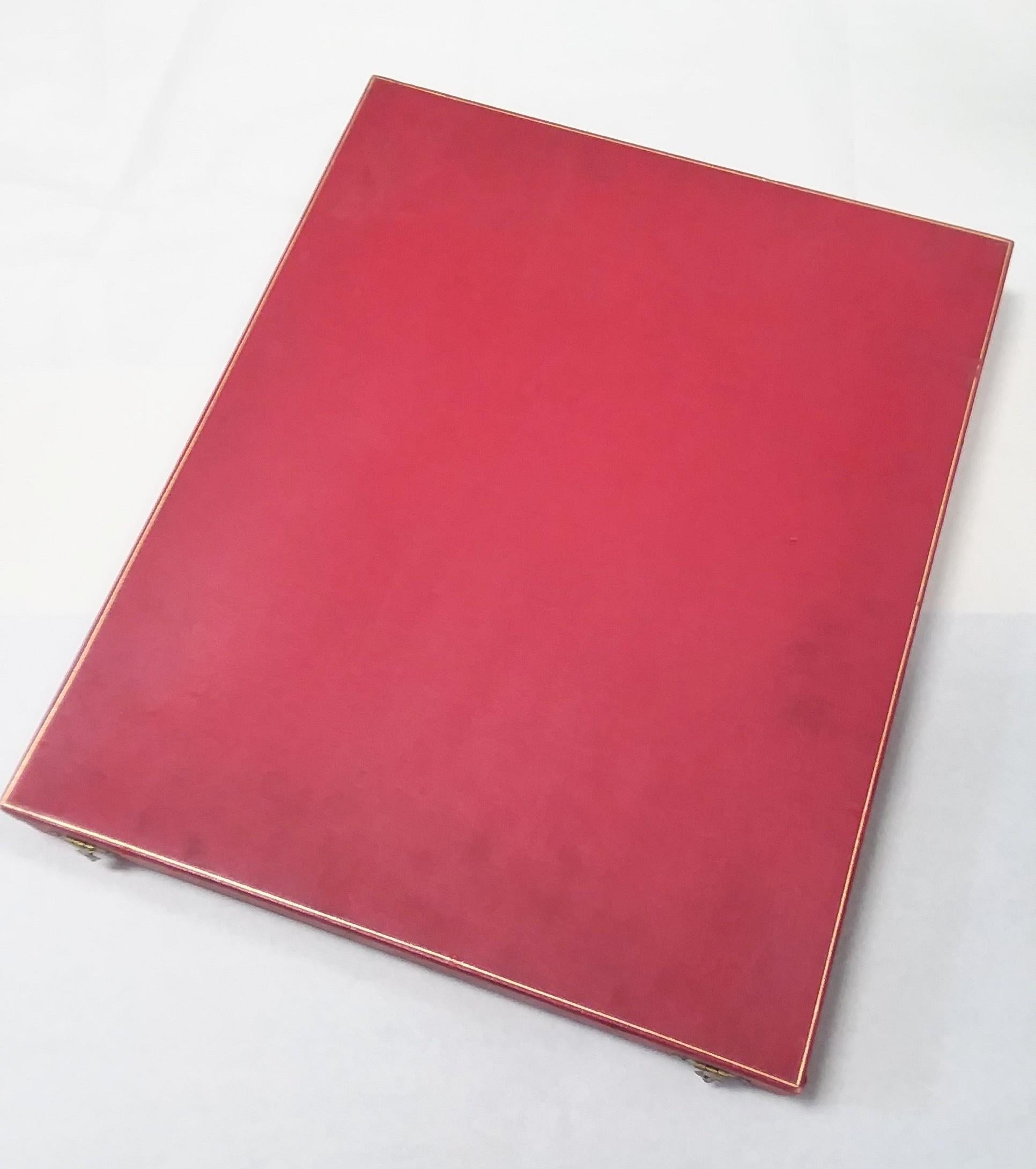 Antique boîte de cadre photo Cartier avec doublure en velours. Recouvert d'un textile à grain de cuir rouge signature avec bord gaufré or et une doublure en satin de soie gaufrée 