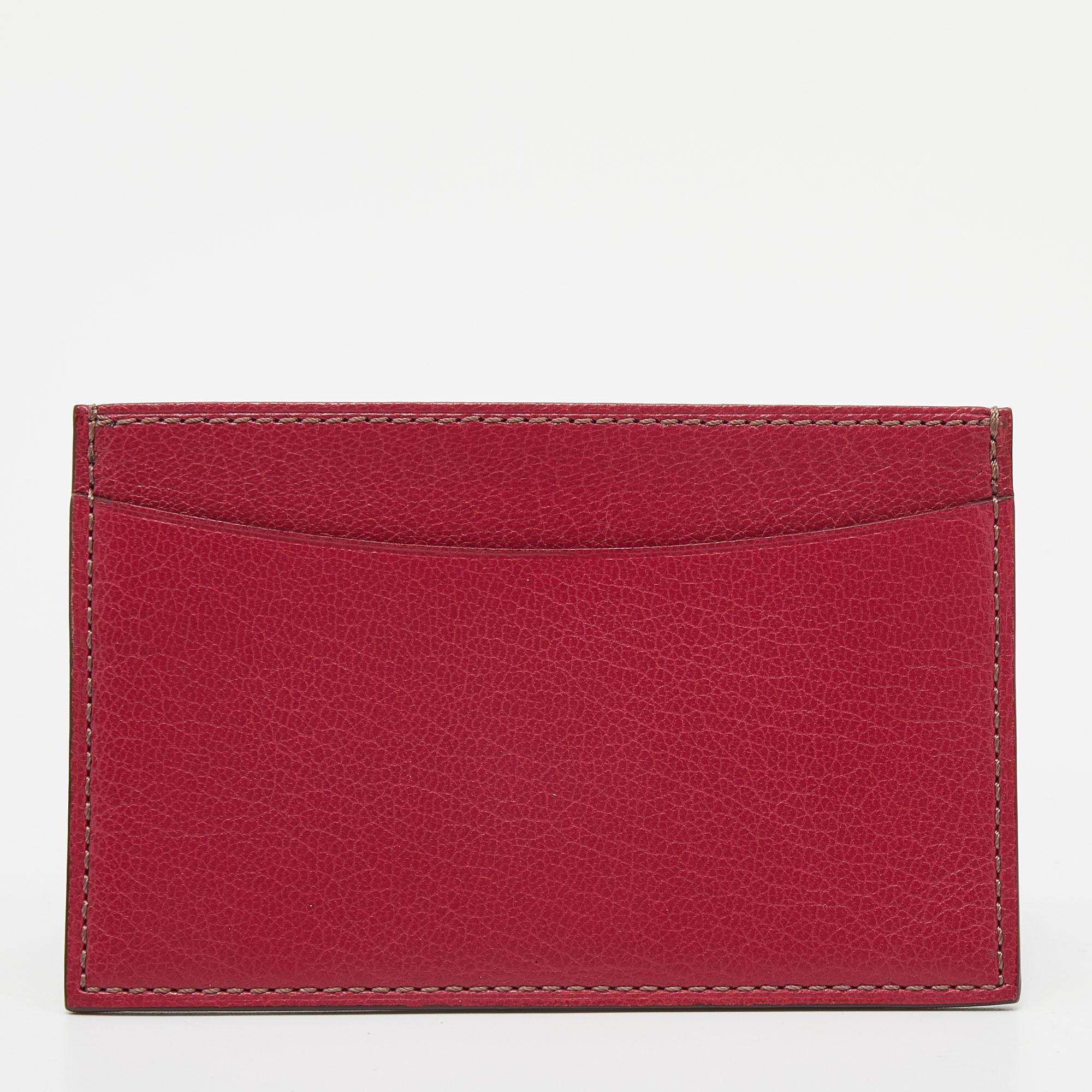 With a compact silhouette, this Cartier card holder is a reliable accessory. Crafted from pink leather, it displays brand detailing on the front, and its Alcantara-lined interior will keep your cards organized.

