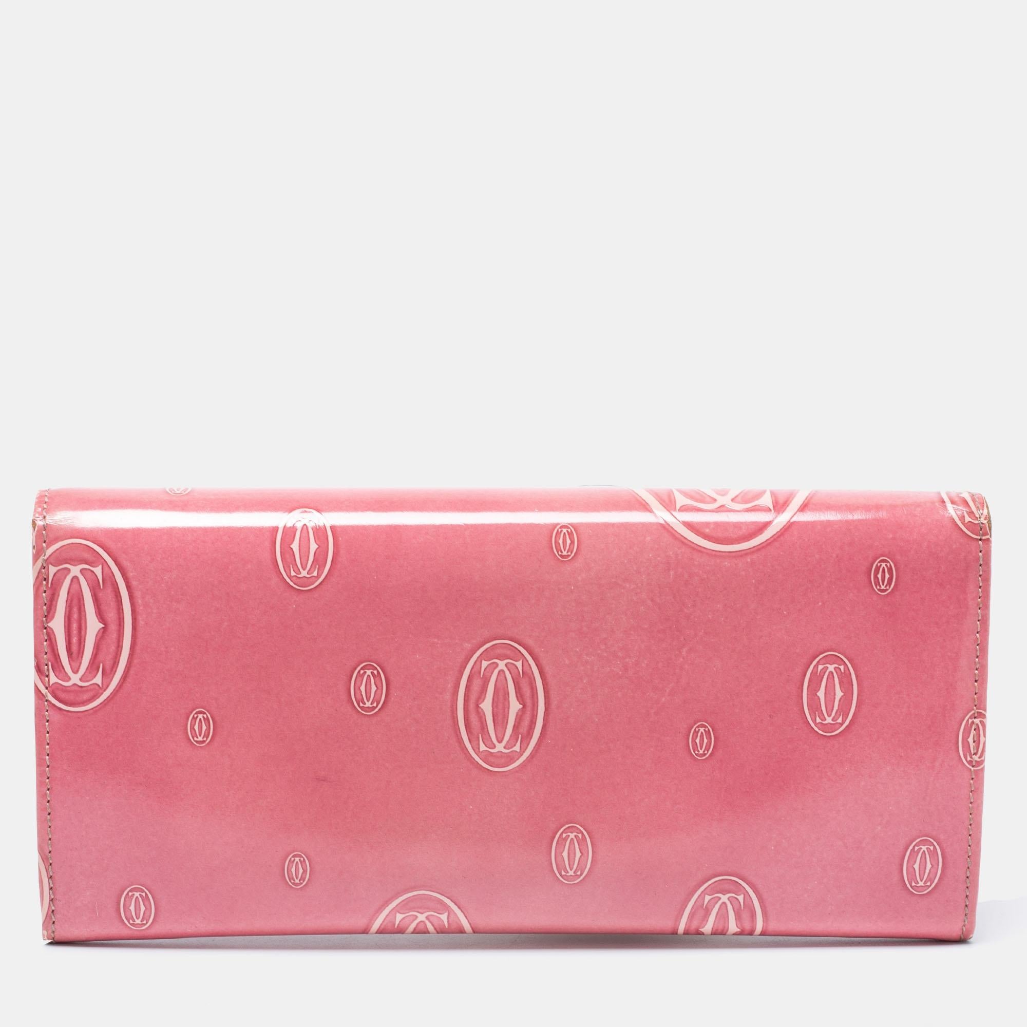This gorgeous Happy Birthday continental wallet from Cartier is designed to offer functionality and style. Crafted from pink patent leather, this wallet showcases brand prints on the exterior. It has silver-toned hardware and a leather-lined