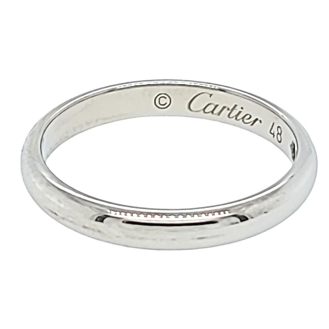 Bracelet Cartier en platine 1895 de 2,6 mm orné d'un diamant rond taille brillant de 0,01 carat, de pureté VS et de couleur G. Taille de doigt 4.5. 1430 $ MSRP.