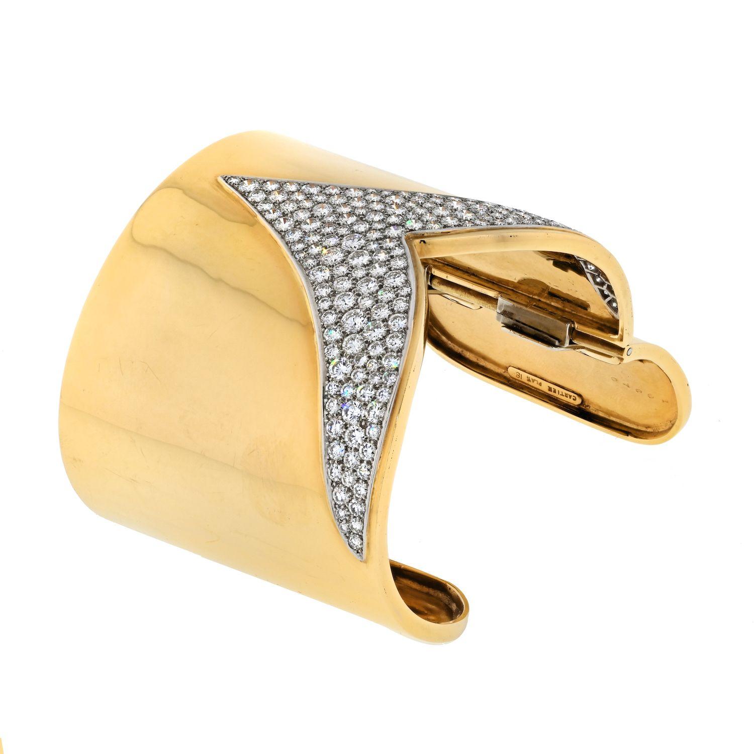 Découvrez l'incarnation du raffinement et du luxe avec le bracelet manchette Estate Cartier en or jaune 18 carats et diamants, un chef-d'œuvre qui marie harmonieusement l'élégance intemporelle à un savoir-faire artisanal inégalé. Fabriqué avec une