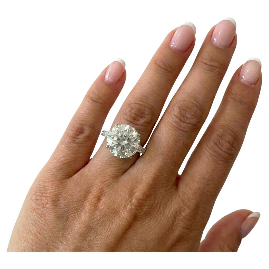 Anillo de compromiso de diamantes Cartier en platino de 4 quilates en venta