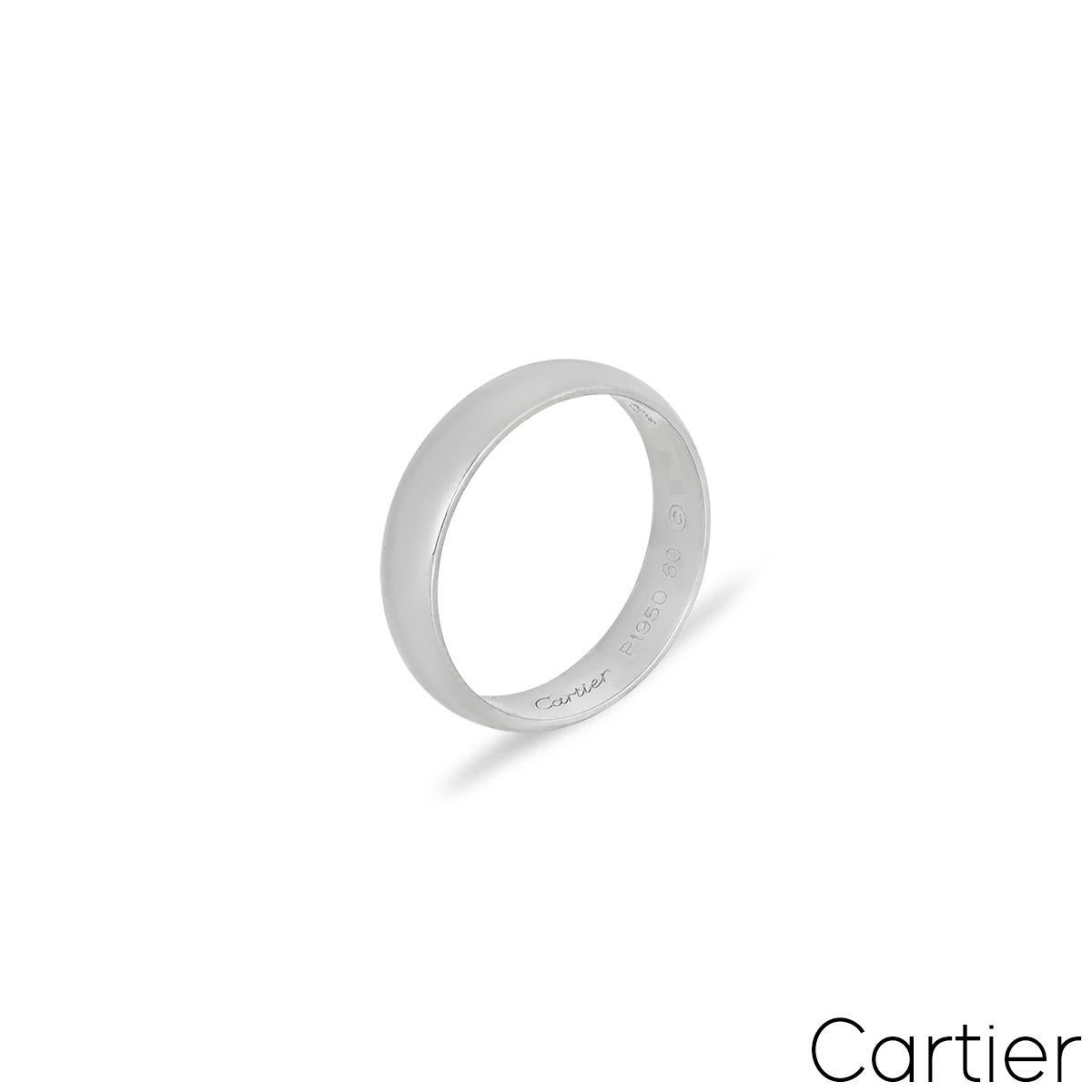 Ein schlichter Ehering aus Platin von Cartier aus der Collection'S 1895. Der 5 mm große Ring ist hochglanzpoliert, entspricht der britischen Größe S/ US-Größe 9/ EU-Größe 60 und hat ein Bruttogewicht von 7,00 Gramm.

Kommt komplett mit einer