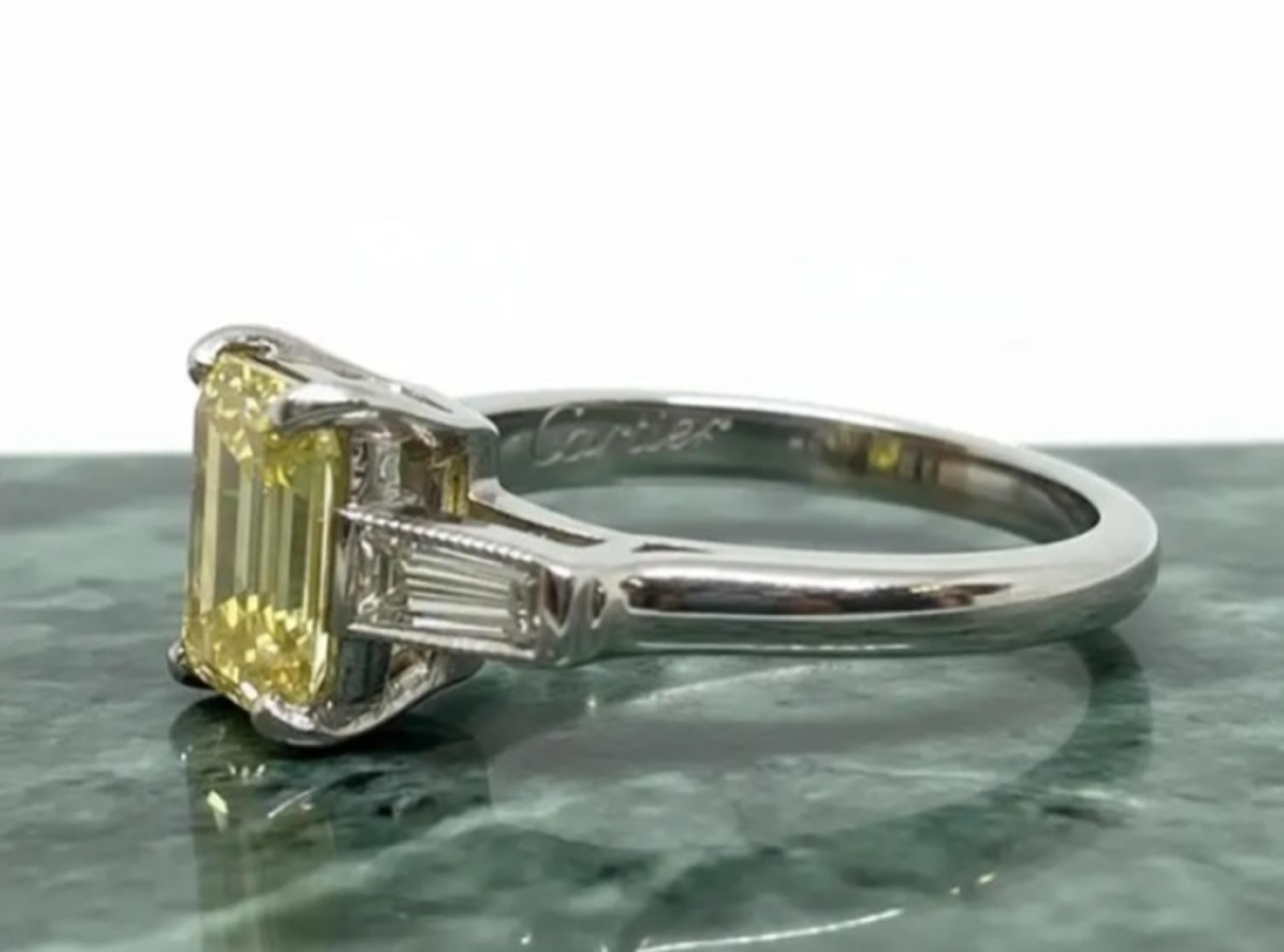 Bague de fiançailles en platine et diamant jaune de Cartier Excellent état - En vente à Chicago, IL