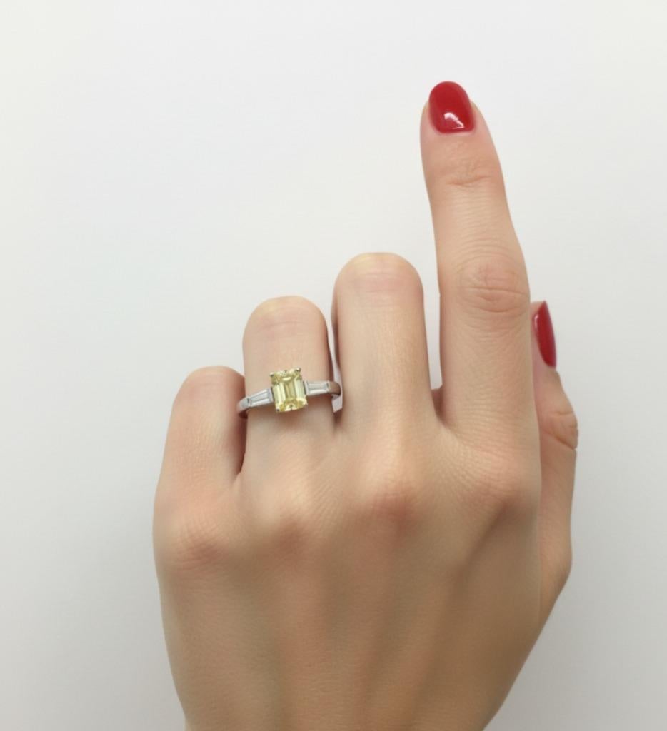 Bague de fiançailles en platine et diamant jaune de Cartier Pour femmes en vente