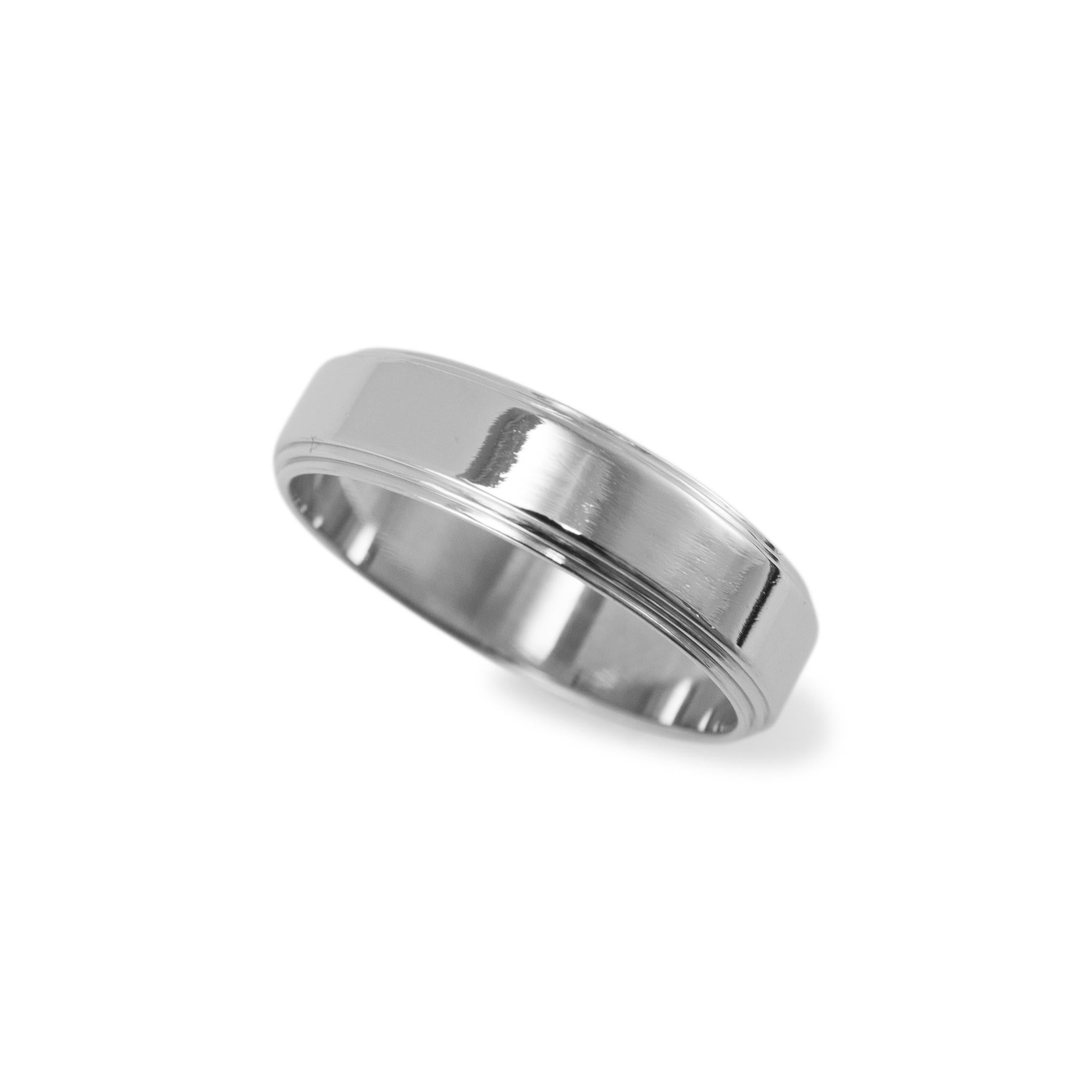 Marca: Cartier

Sexo: Hombres

Tipo de metal: Platino 950

Tamaño del anillo: 11,5 

Anchura: 6,00 mm 

Peso: 11,51 gramos

Una alianza de hombre de platino 950 con vástago cuadrado blando. Se analizó el metal y se determinó que era platino 950.
