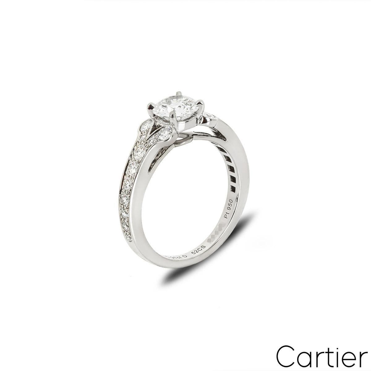 Un affascinante anello di fidanzamento in platino con diamante di Cartier della collezione Ballerine Solitaire. L'anello comprende un diamante rotondo taglio brillante con incastonatura a quattro punte del peso di 0,91 ct, colore D e purezza IF. Il