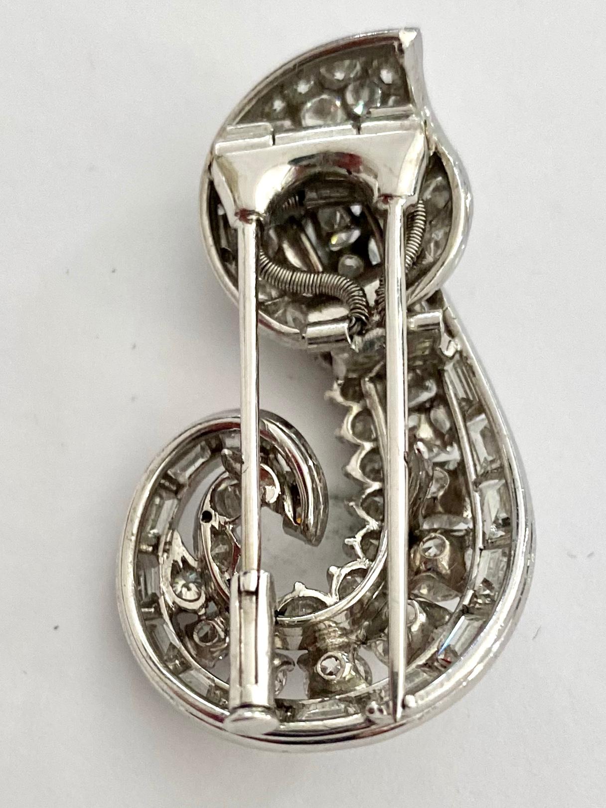 Cartier Platinum Diamond Clip Brooch, Signed, Cartier London, 1950 In Excellent Condition For Sale In Heerlen, NL