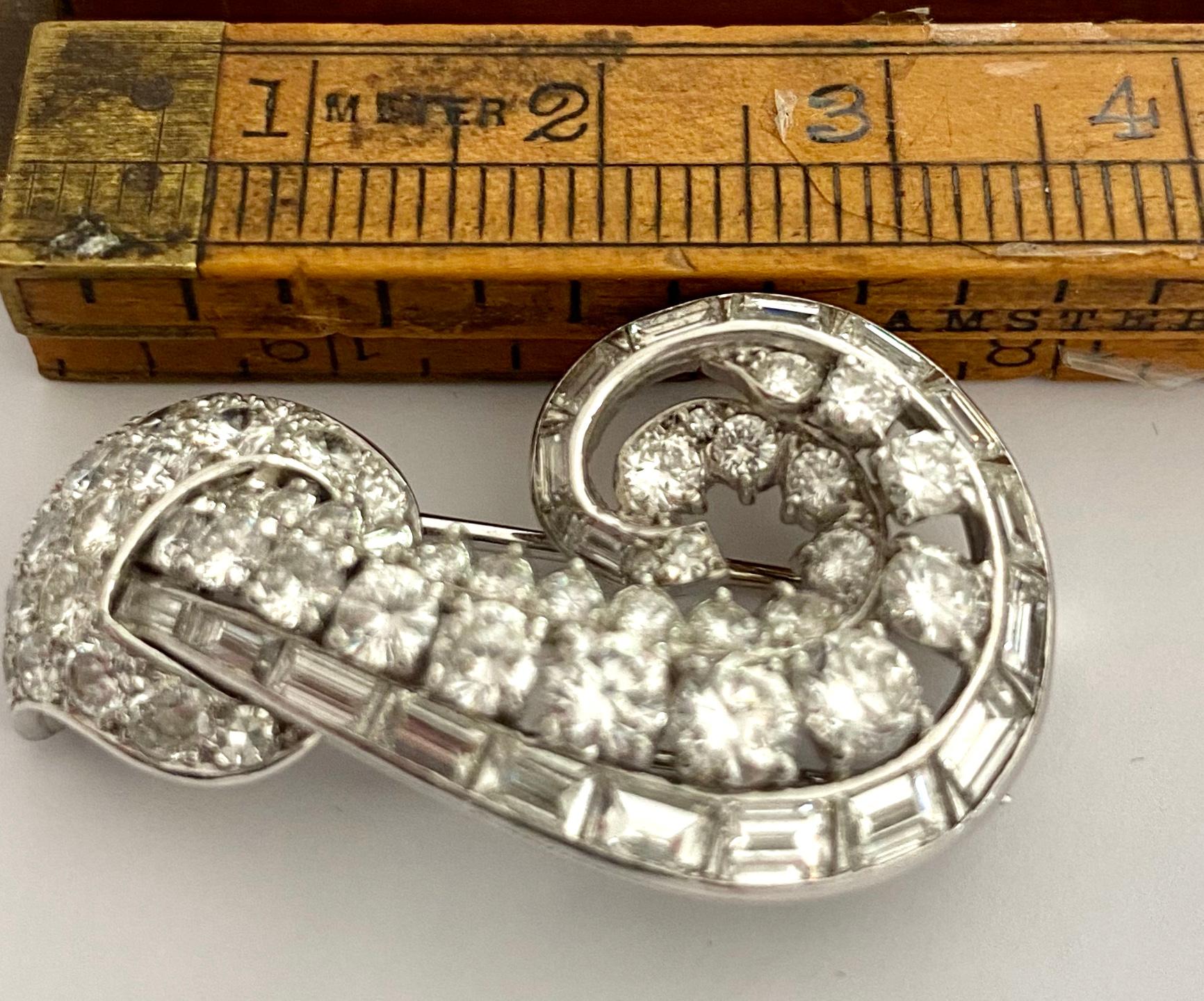 Cartier Platinum Diamond Clip Brooch, Signed, Cartier London, 1950 For Sale 2