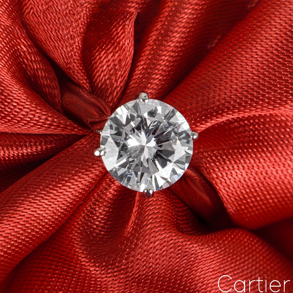 Une superbe bague de fiançailles en platine et diamants de Cartier. La bague solitaire présente un diamant rond de taille brillant serti dans une monture classique à quatre griffes pesant 1,51ct, de couleur D et de pureté VVS2. La bague mesure 2,5