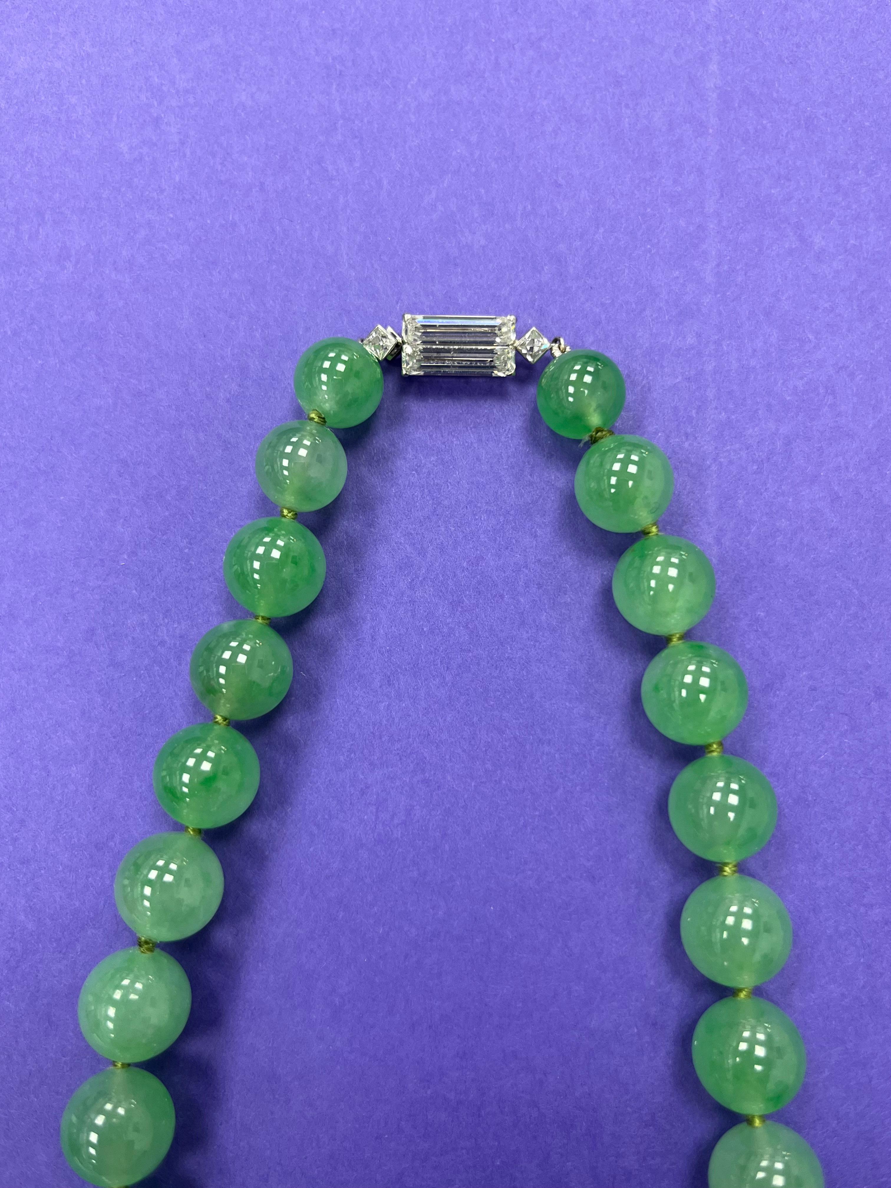 Marke: Cartier (mit Herstellermarke)
Platin-Diamant-Jadeperlenkette mit 35 Jadeperlen, Durchmesser ca. 11,05 mm bis 14,43 mm
2 Baguette-Diamanten (ca. 4,50 ct) und 2 Diamanten im französischen Schliff (ca. 0,20 ct)
Gewicht ca. 135,0g
