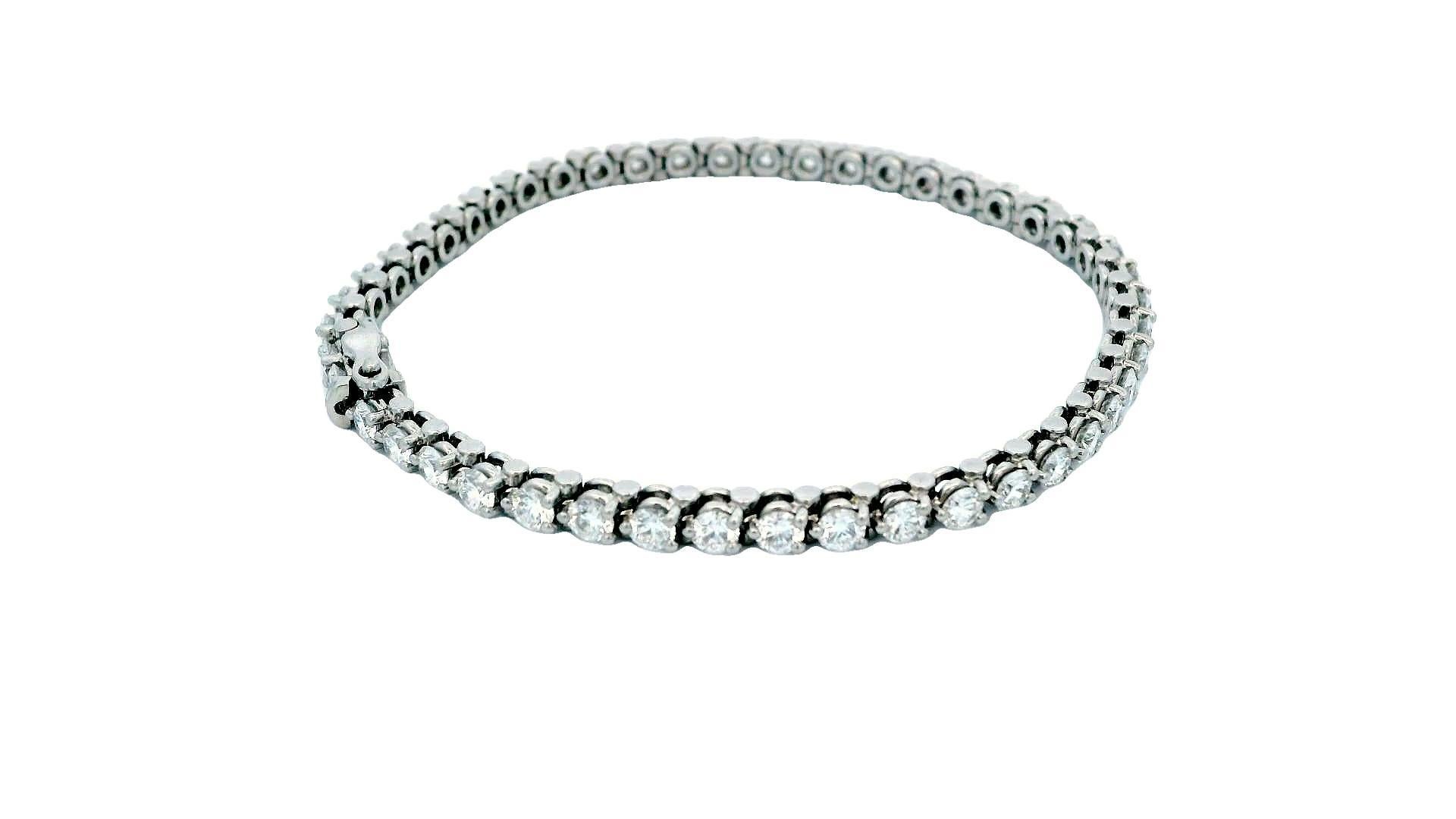 Ein Platin-Diamant-Armband von Cartier. Das Armband besteht aus 46 runden Diamanten im Brillantschliff, die einzeln in einer 3-Krallen-Fassung gefasst sind und ein ungefähres Gesamtgewicht von 5,03 ct haben. Das Armband hat einen Kastenverschluss,