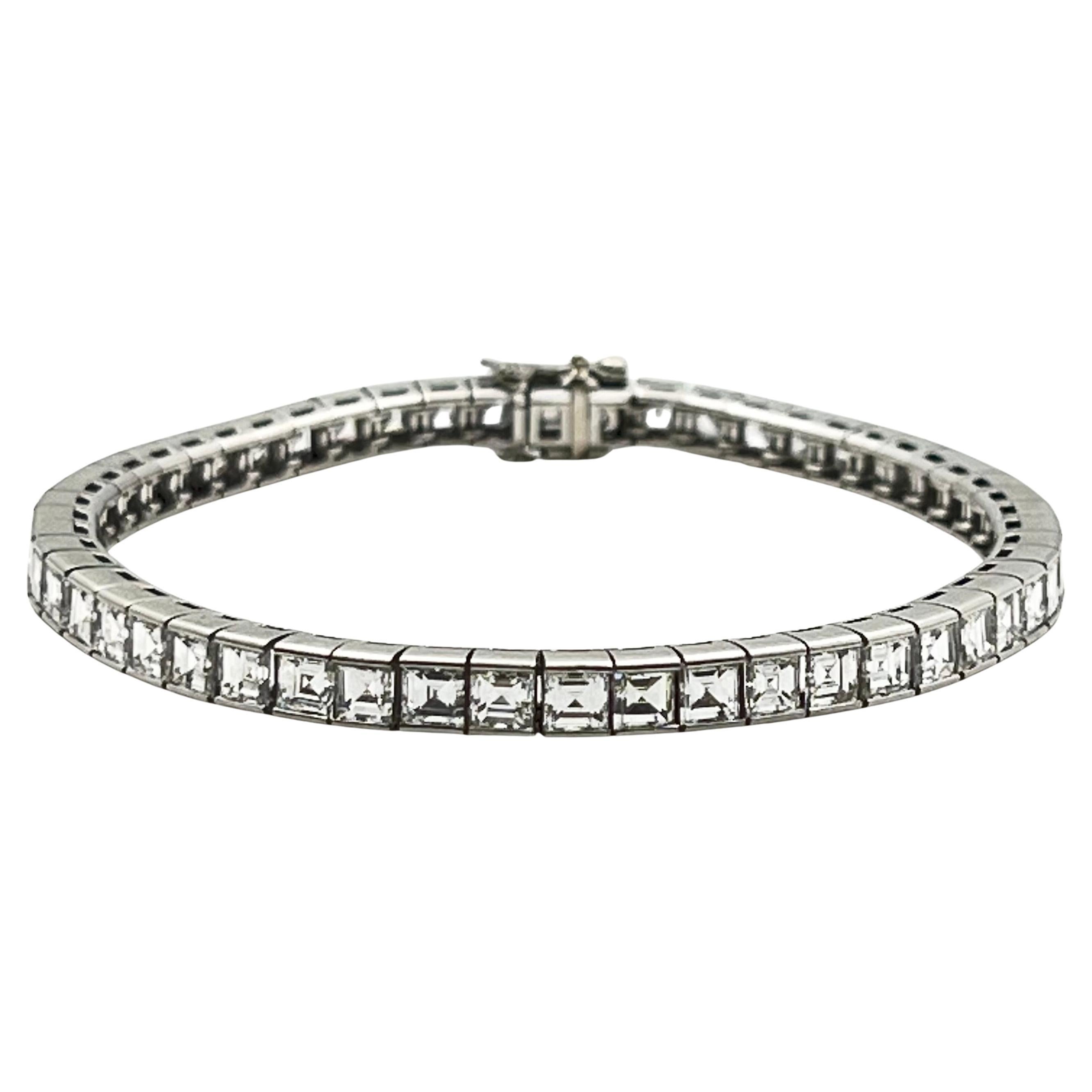 Pregiatissimo bracciale a linea retta con diamanti quadrati incolori tagliati a gradini e incastonati a canale in platino. 53 diamanti per un peso totale di ~10,60 carati (circa 0,20 carati ciascuno e colore E-F con purezza VVS-VS). Firmato