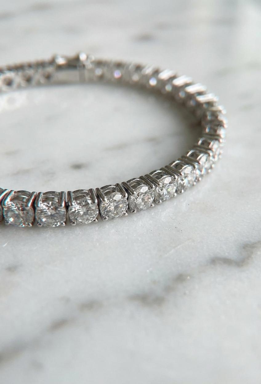 Questo eccezionale bracciale tennis con diamanti di Cartier mette in mostra l'eleganza senza tempo e la maestria artigianale per cui la Maison è rinomata. Realizzato in lussuoso platino, il bracciale presenta una linea continua di 34 diamanti