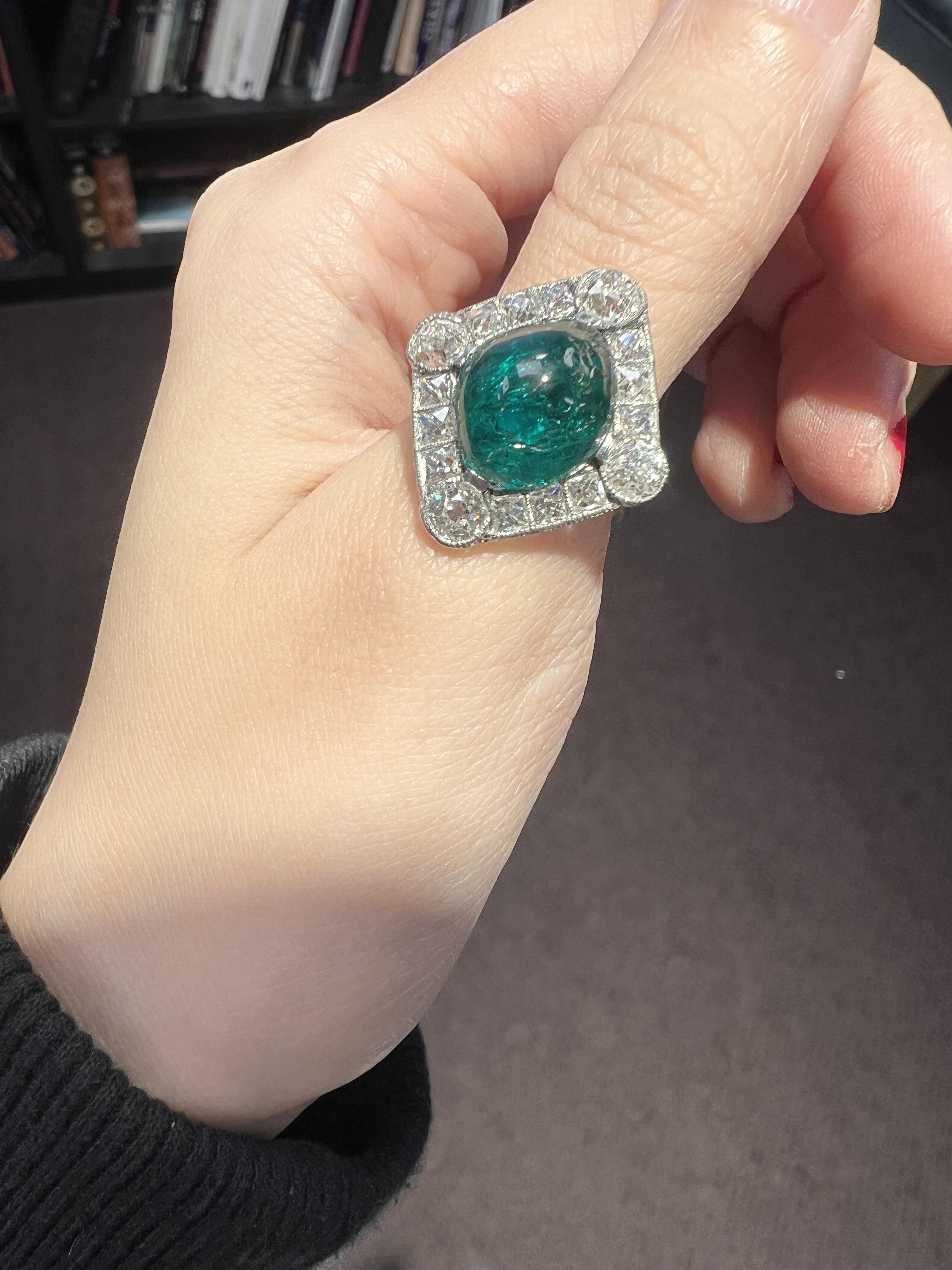 Donna Anello Cartier in platino con smeraldo e diamante in vendita
