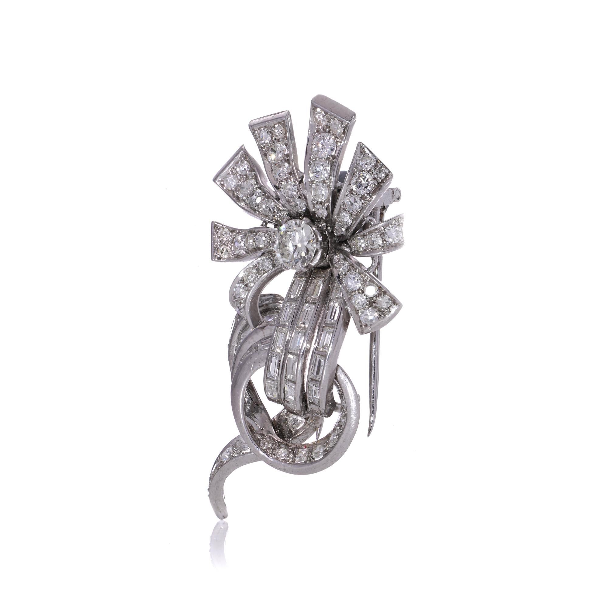 Broche en platine à motif de volutes de fleurs et diamants de Cartier Bon état - En vente à Braintree, GB