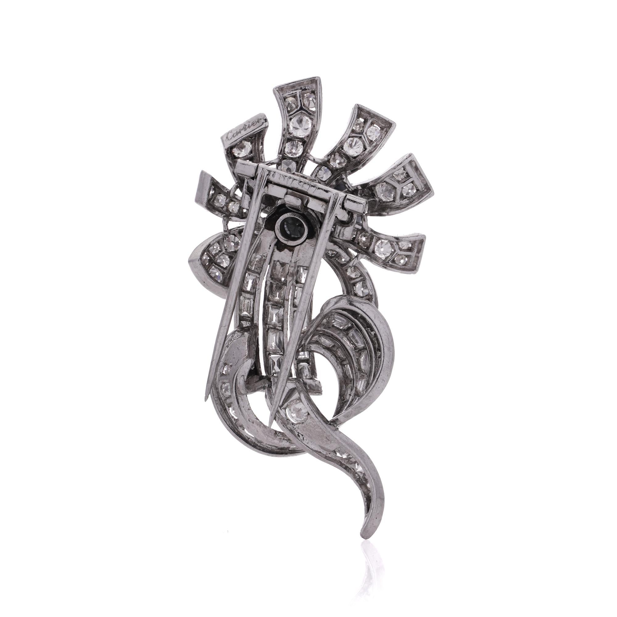 Broche en platine à motif de volutes de fleurs et diamants de Cartier Pour femmes en vente