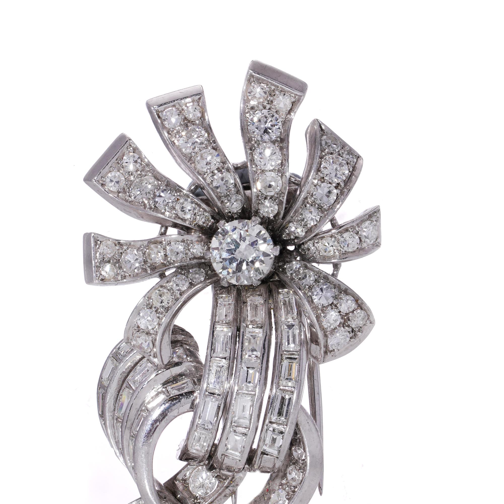 Broche en platine à motif de volutes de fleurs et diamants de Cartier en vente 2