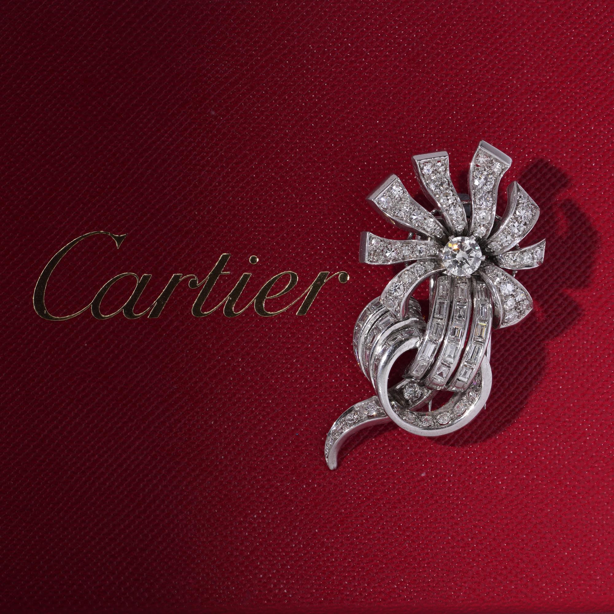 Broche en platine à motif de volutes de fleurs et diamants de Cartier en vente 4