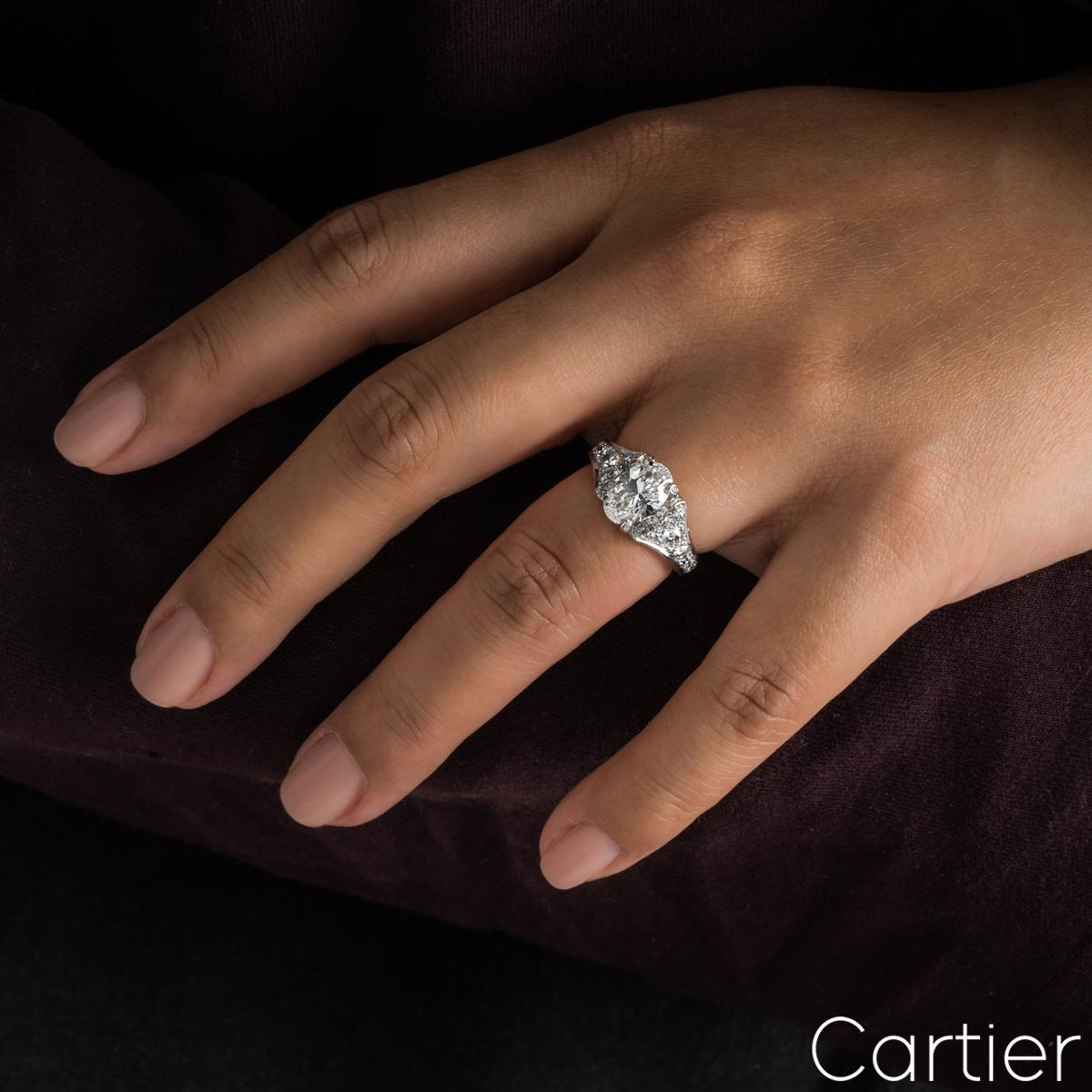 Cartier Bague camélia taille ovale en platine 1,50 carat F/VS2 Pour femmes en vente